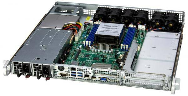 Offenes Server-Gehäuse mit Hauptplatine, Speichersteckplätzen, Stromversorgung und Kühlventilatoren im Inneren.