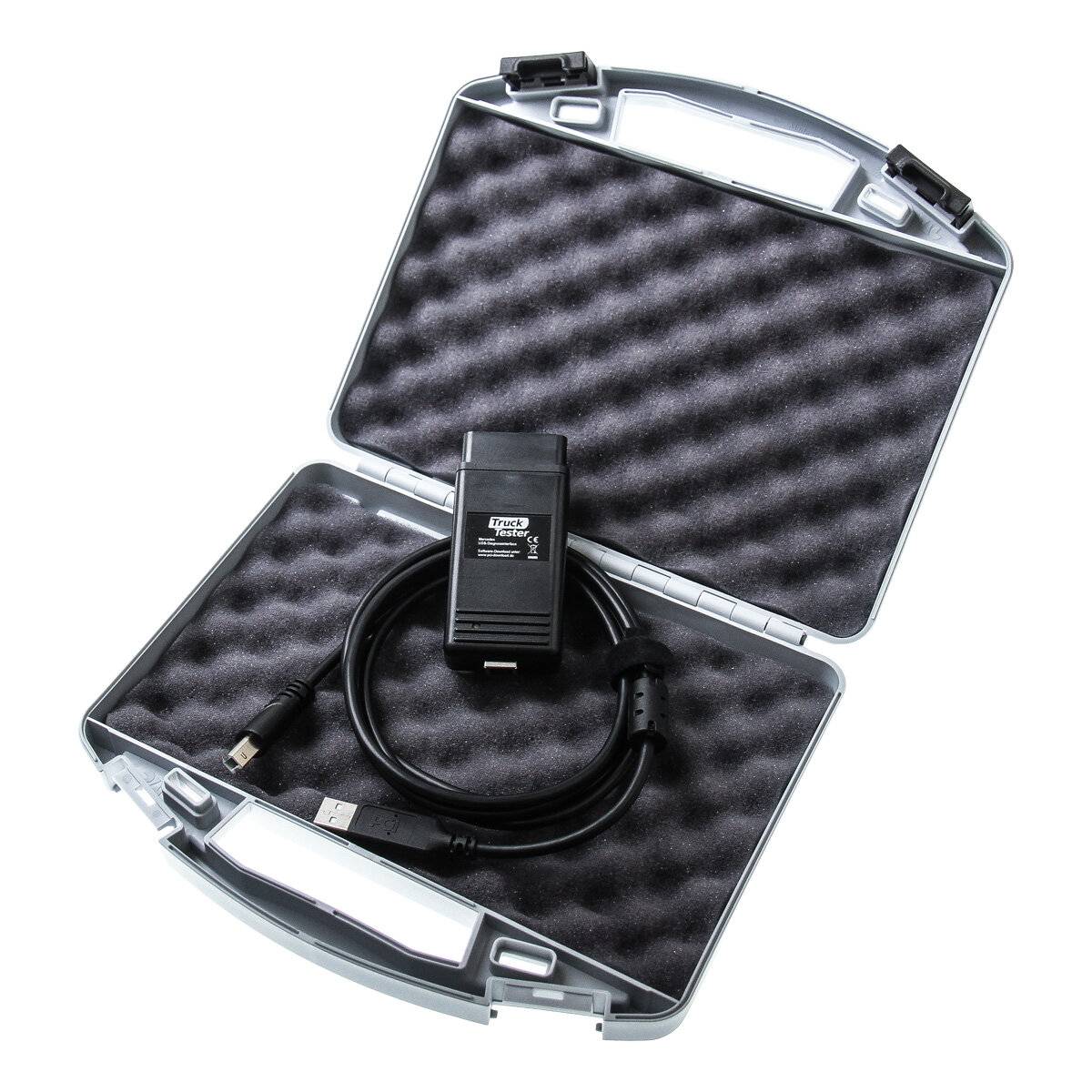 Offener Hartschalenkoffer mit Schaumstoffeinlage, der ein schwarzes elektronisches Gerät und ein angeschlossenes USB-Kabel enthält.