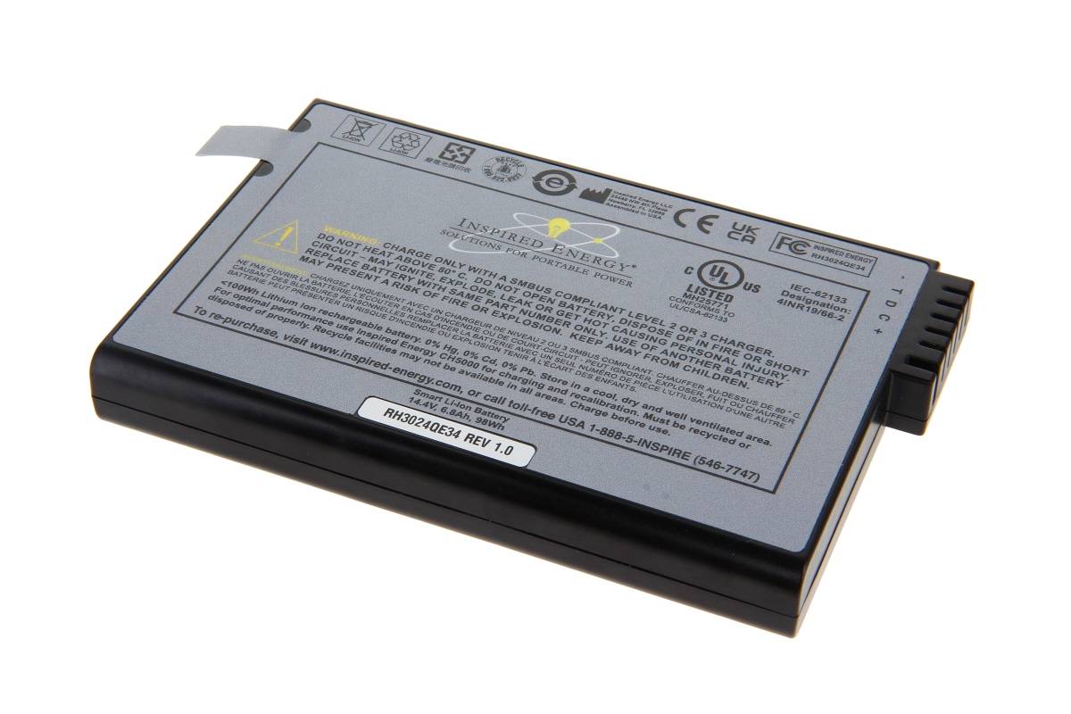 Ein wiederaufladbares Lithium-Ionen-Kamerabatteriepaket mit gedruckten Sicherheitsetiketten, dargestellt auf weißem Hintergrund.