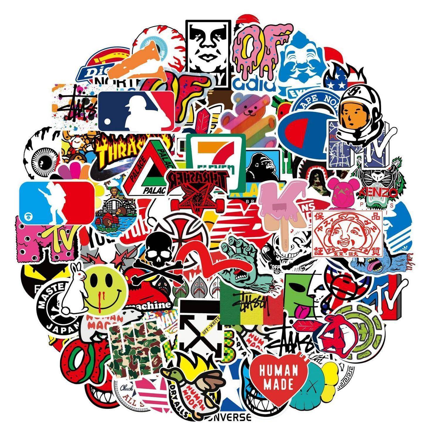 Eine dichte Collage aus bunter Streetwear und Pop-Kultur-Logos, Aufklebern und Grafiksymbolen, die in einer kreisförmigen Anordnung auf weißem Hintergrund arrangiert sind.