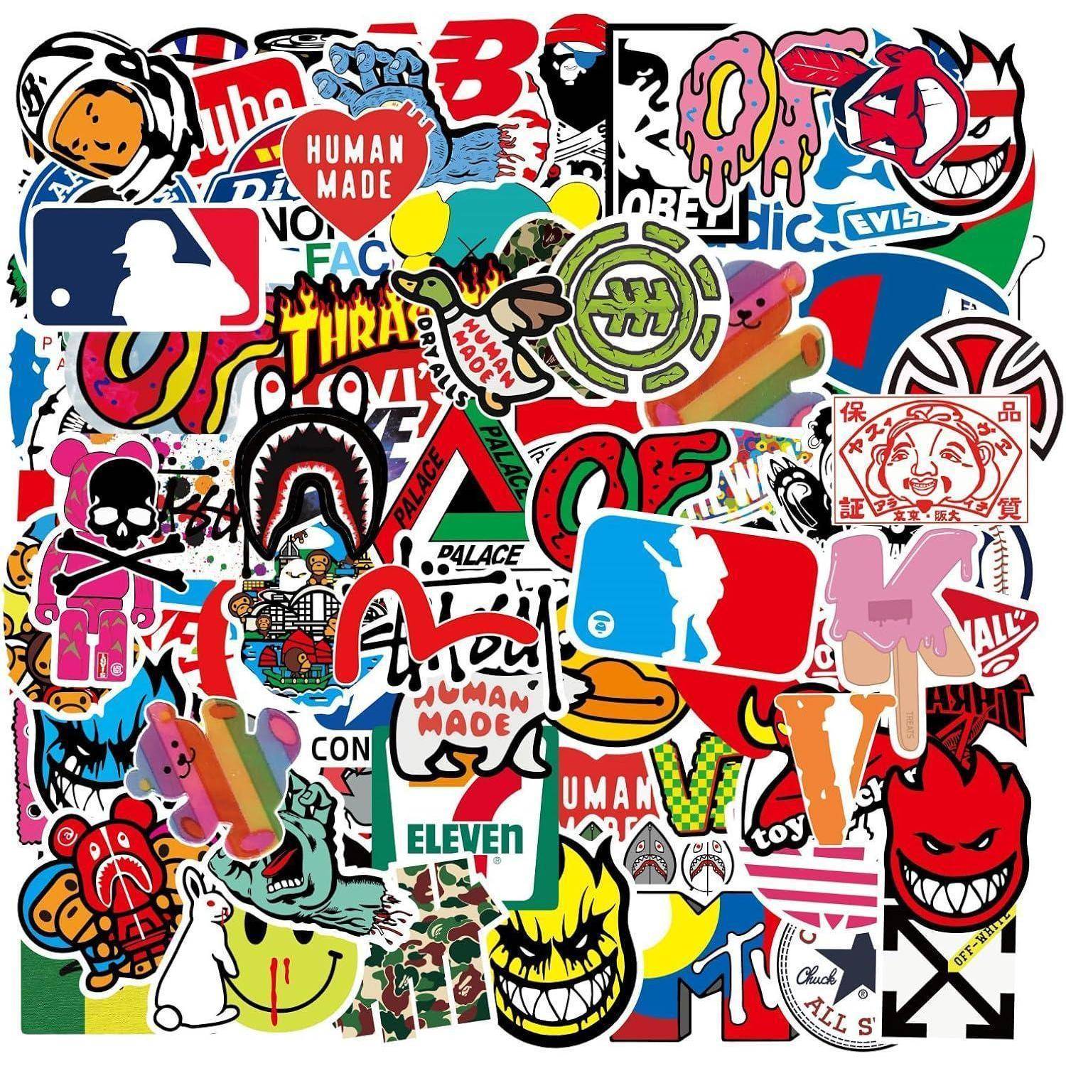 Eine dichte Collage aus farbenfrohen Vinyl-Stickern im Stil mit Logos, Graffiti-Kunst, Cartoon-Charakteren und markenähnlichen Symbolen, die übereinander geschichtet sind.