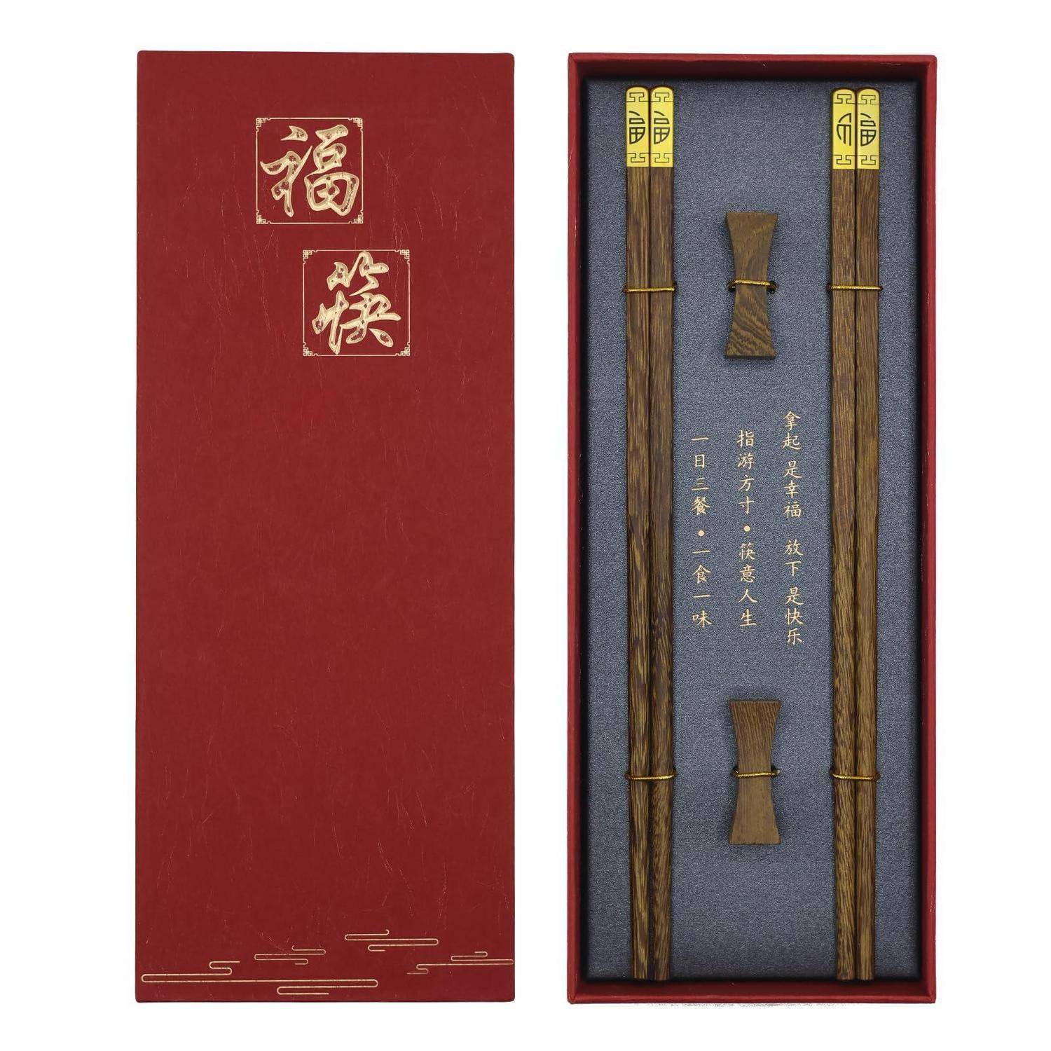 Rote Präsentationsbox mit goldenen chinesischen Schriftzeichen; die geöffnete Box zeigt zwei Holzstäbe und kleine Beschläge, die in einem ausgekleideten Inneren angeordnet sind.