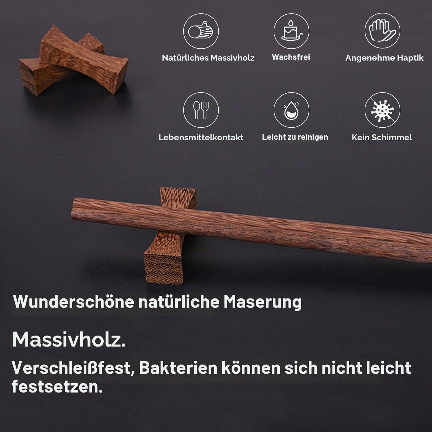 Produktfoto von hölzernen Küchenutensilien auf dunklem Hintergrund, das die natürliche Holzmaserung und den deutschen Text hervorhebt: 'Wunderschöne natürliche Maserung', 'Massivholz', langlebig, lebensmittelsicher, leicht zu reinigen, schimmelresistent.