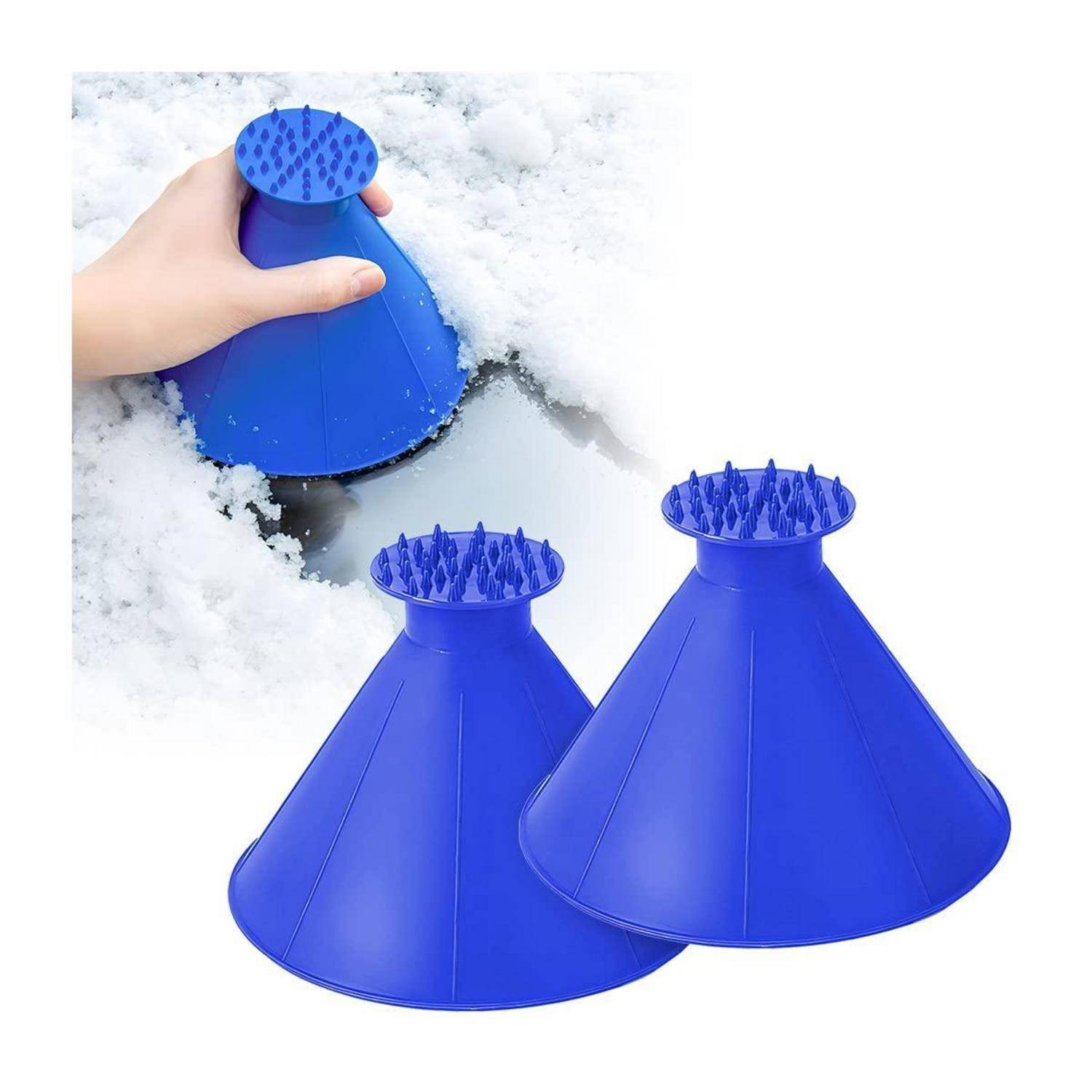 Blaue Kunststoff-Schneballformer in Kegelform, wobei einer von einer Hand im Schnee verwendet wird und zwei darunter gezeigt werden.