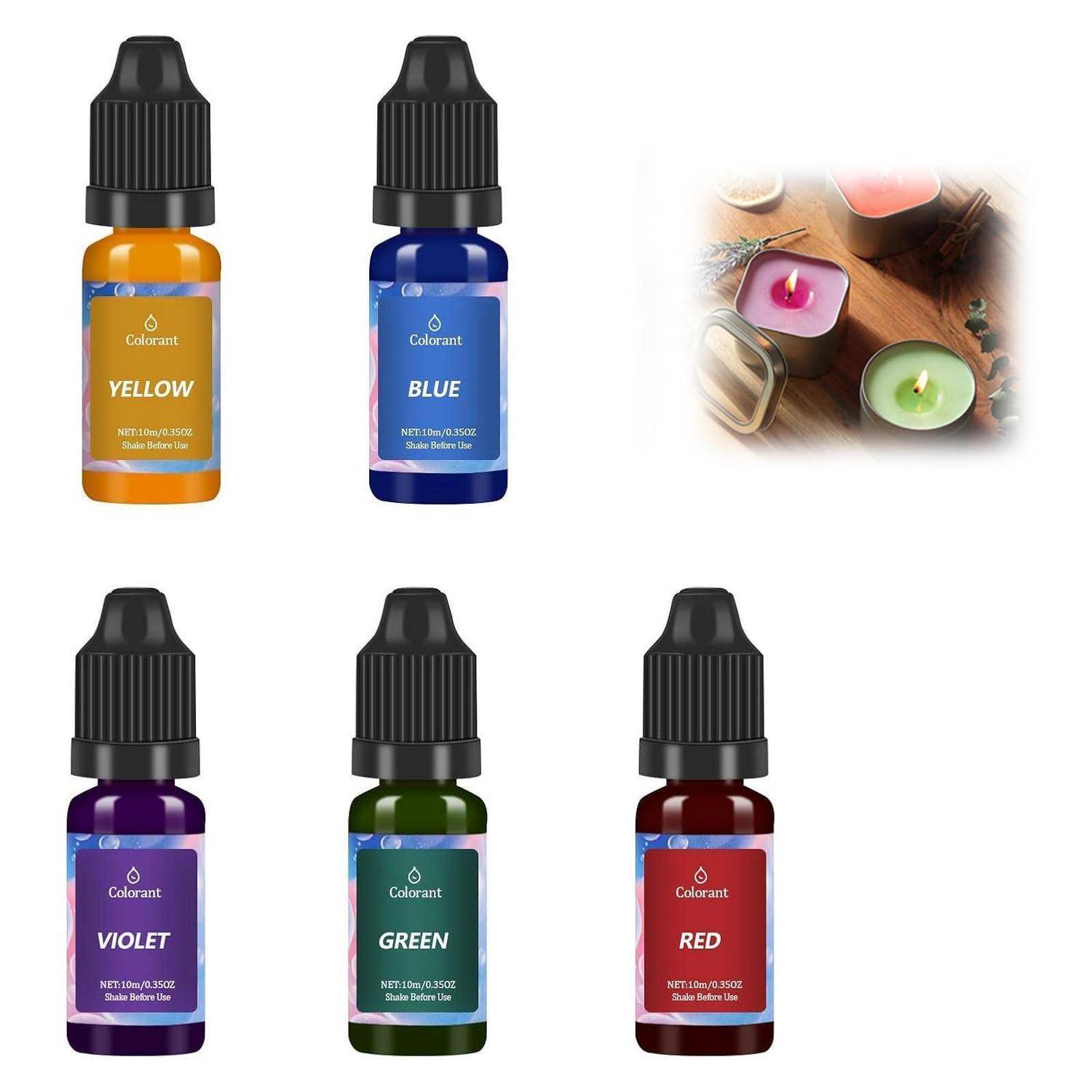 Fünf Farbstoff-Tropferflaschen mit den Beschriftungen Gelb, Blau, Violett, Grün und Rot, plus ein kleines Foto von farbigen Kerzen in Behältern.
