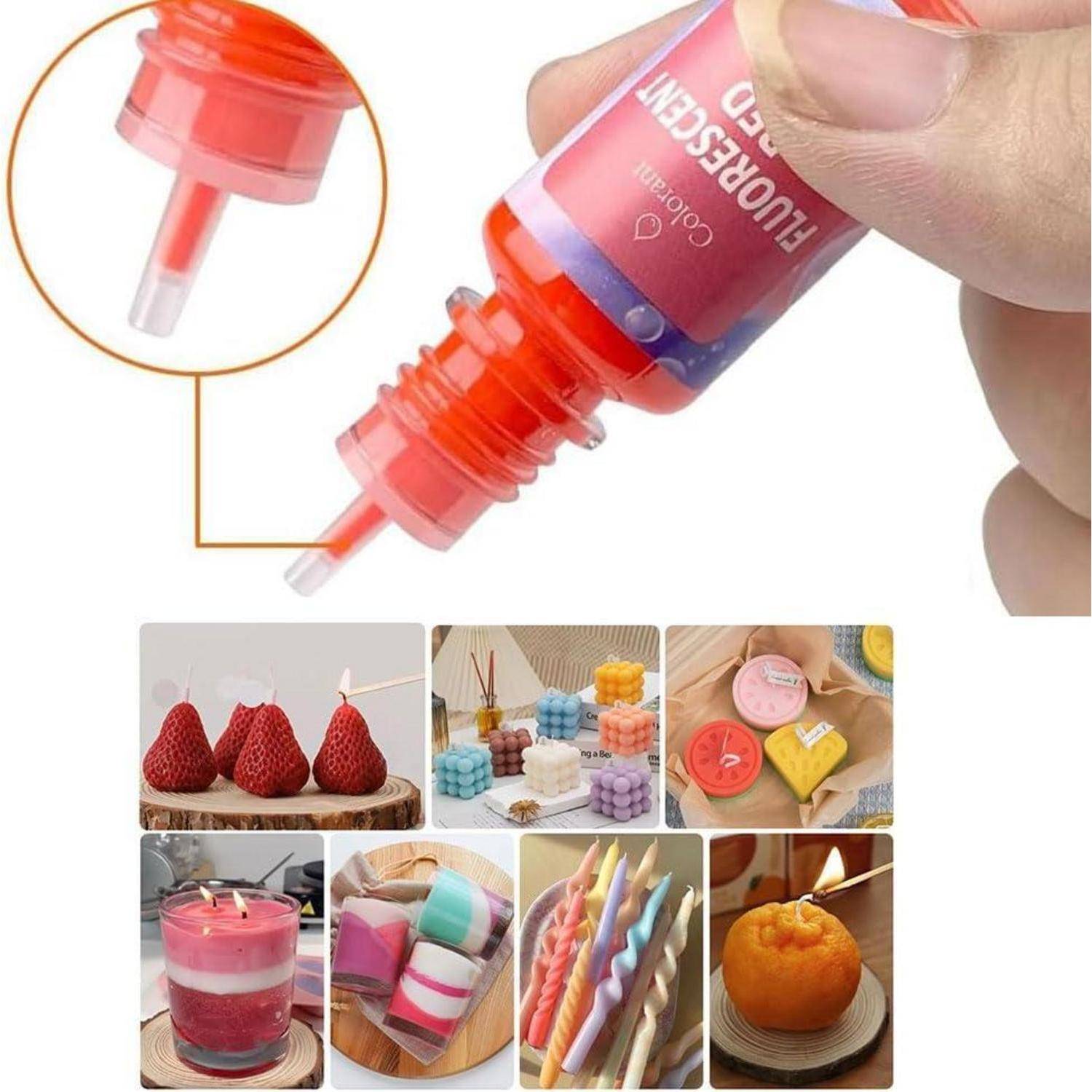 Hand drückt eine rote Flasche zusammen, um flüssiges Wachs auf einen Kerzendocht zu dosieren, mit kleinen Beispielfotos von dekorierten Kerzen und Wachsprodukten darunter.
