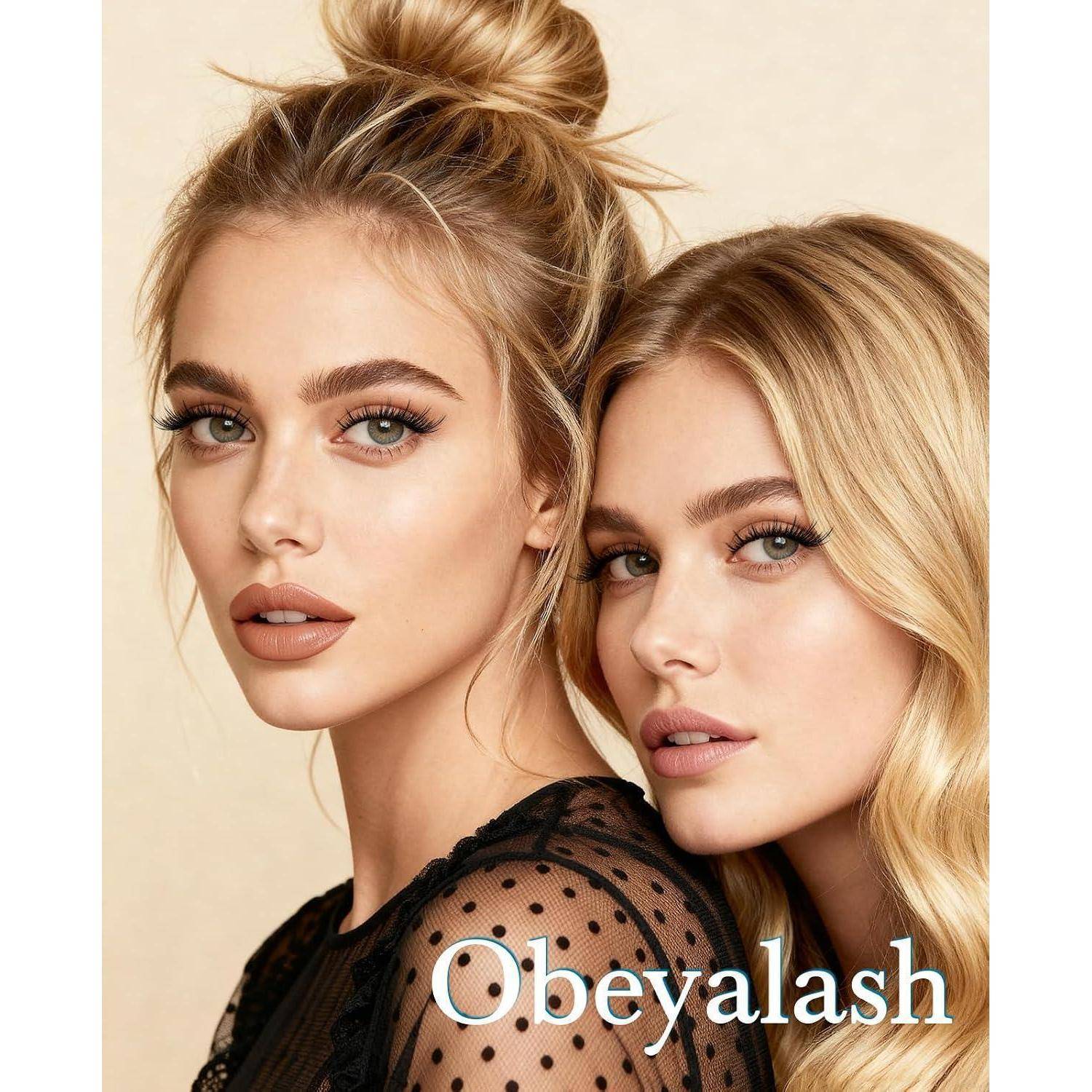 Zwei blonde Frauen posieren eng beieinander in einer Schönheitsanzeige, mit dem Markennamen „Obeyalash
