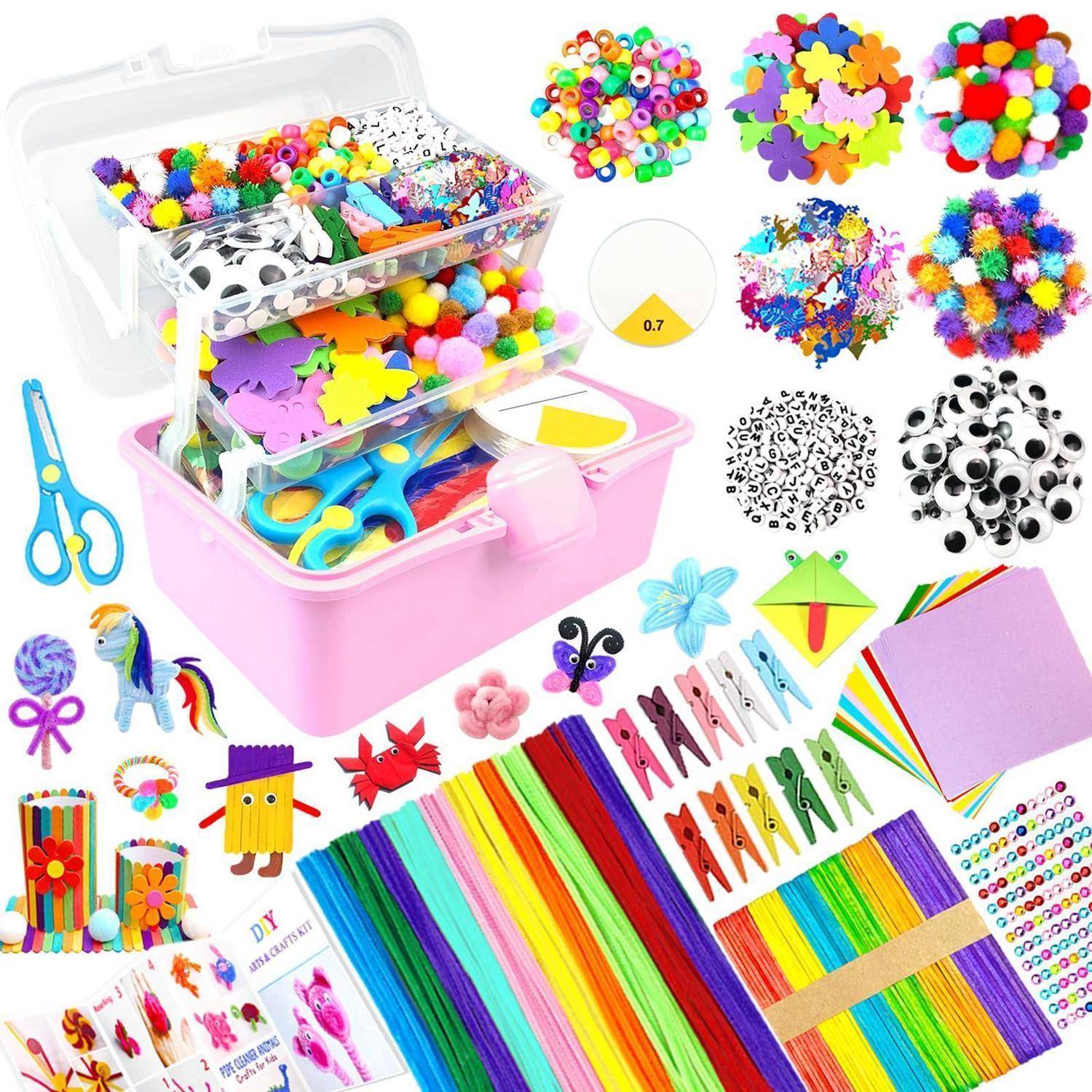 Sortierte bunte Bastelmaterialien in Aufbewahrungsboxen, einschließlich Perlen, Pompons, Pfeifenputzer, Papier, Klammern, Schere und dekorative Aufkleber, arrangiert als Bastelset.