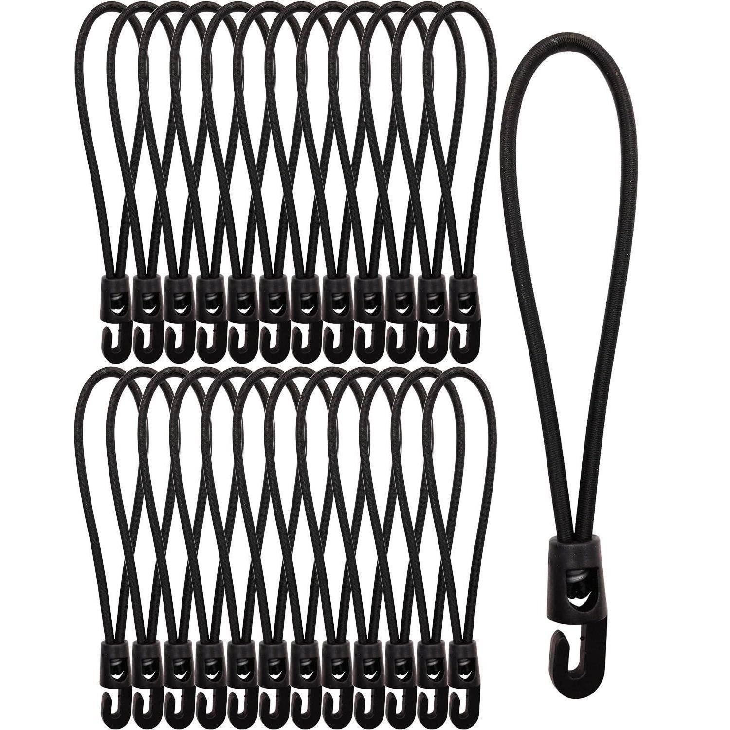 Satz schwarzer elastischer Schnurclips mit Hakenendes, dargestellt in zwei Reihen plus einer größeren angebrachten Schlaufe, verwendet zum Sichern oder Aufhängen von Gegenständen.