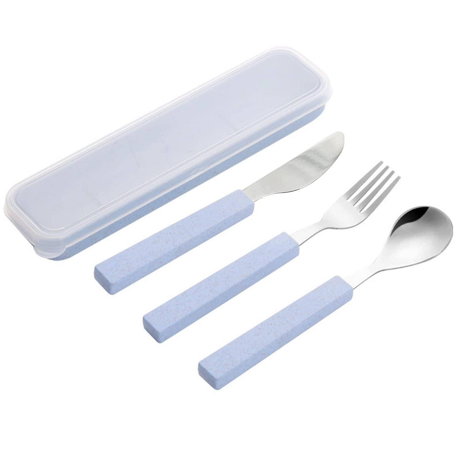 Tragbares Besteckset mit einer Kunststoff-Tragetasche und drei Utensilien mit blauen Griffen: Messer, Gabel und Löffel.