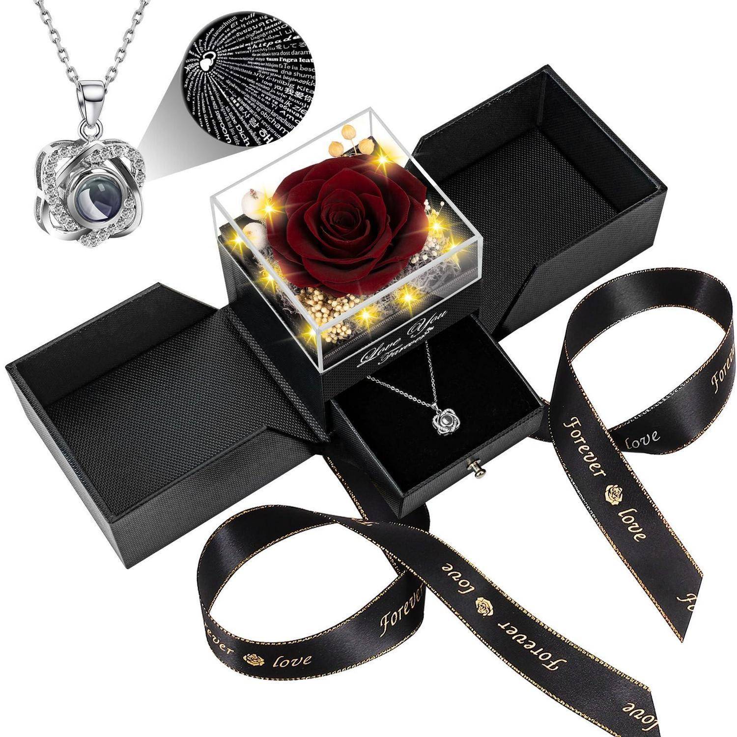 Geschenkset mit einer Rosenkette in einer schwarzen Schachtel, gezeigt mit einer konservierten roten Rosenausstellung, „Forever Love