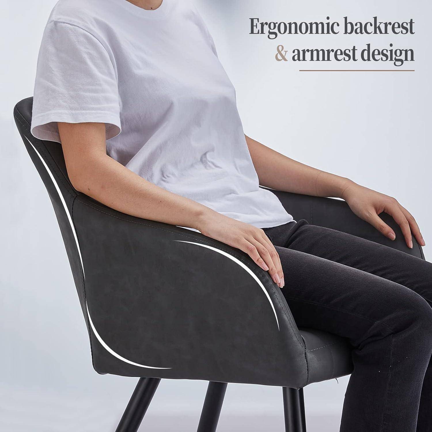 Person, die in einem schwarzen ergonomischen Stuhl mit gebogenem Rückenlehnen- und Armlehnendesign sitzt; Text lautet „Ergonomisches Rückenlehnen- und Armlehnendesign