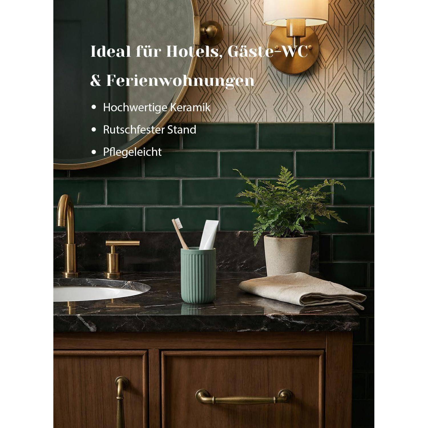 Badezimmerwaschbecken mit grüner Fliesenrückwand und Lampe; Deutscher Text bewirbt Hotel- und Gäste-WC-Bodenbeläge: hochwertige Keramik, rutschfest, pflegeleicht.