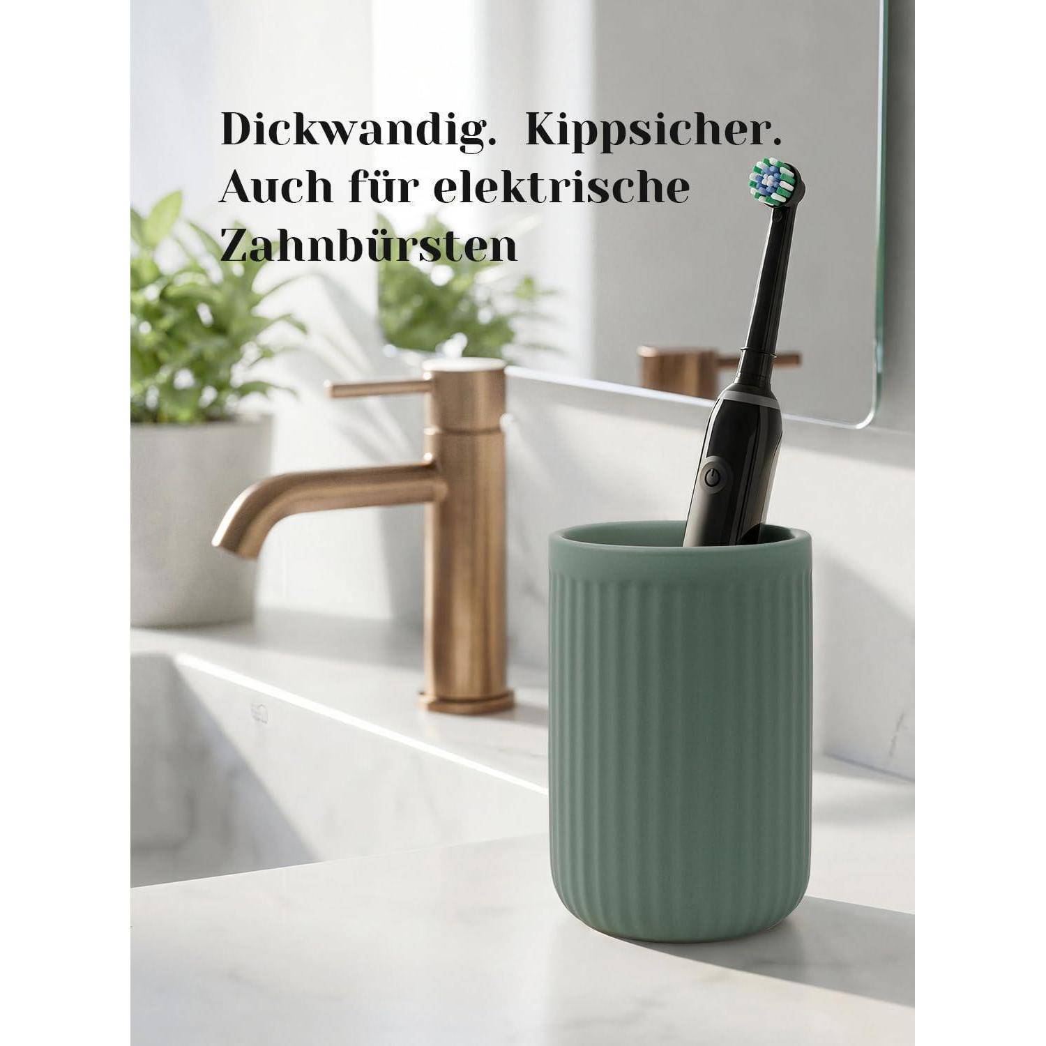 Badezimmerbecken mit schwarzer elektrischer Zahnbürste in einem grünen Halter; deutscher Text sagt: „Dick. Rutschfest. Auch für elektrische Zahnbürsten.