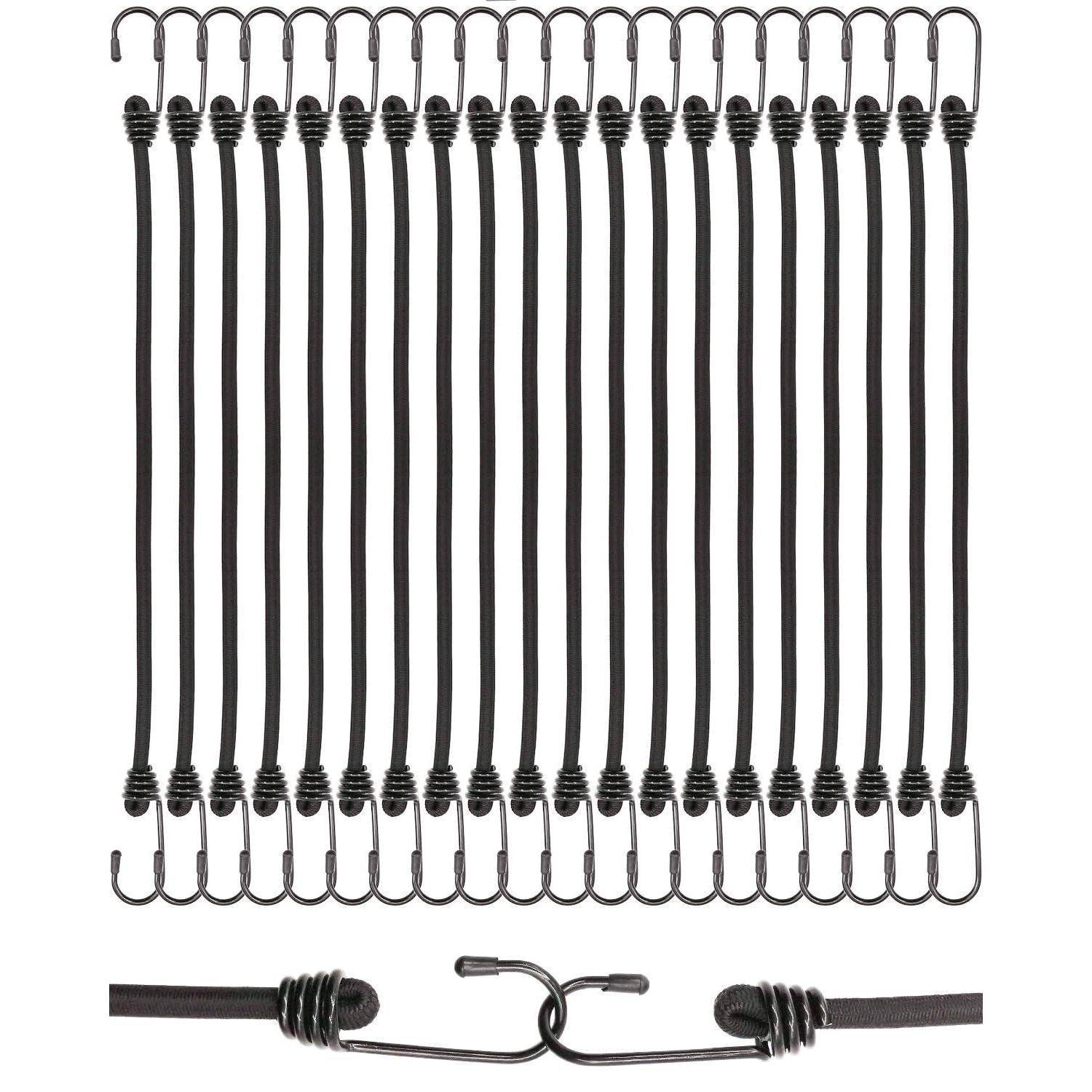 Satz schwarzer elastischer Schnüre mit Metallhaken, gezeigt in mehreren Längen und eine Nahaufnahme der Hakenenenden vor weißem Hintergrund.