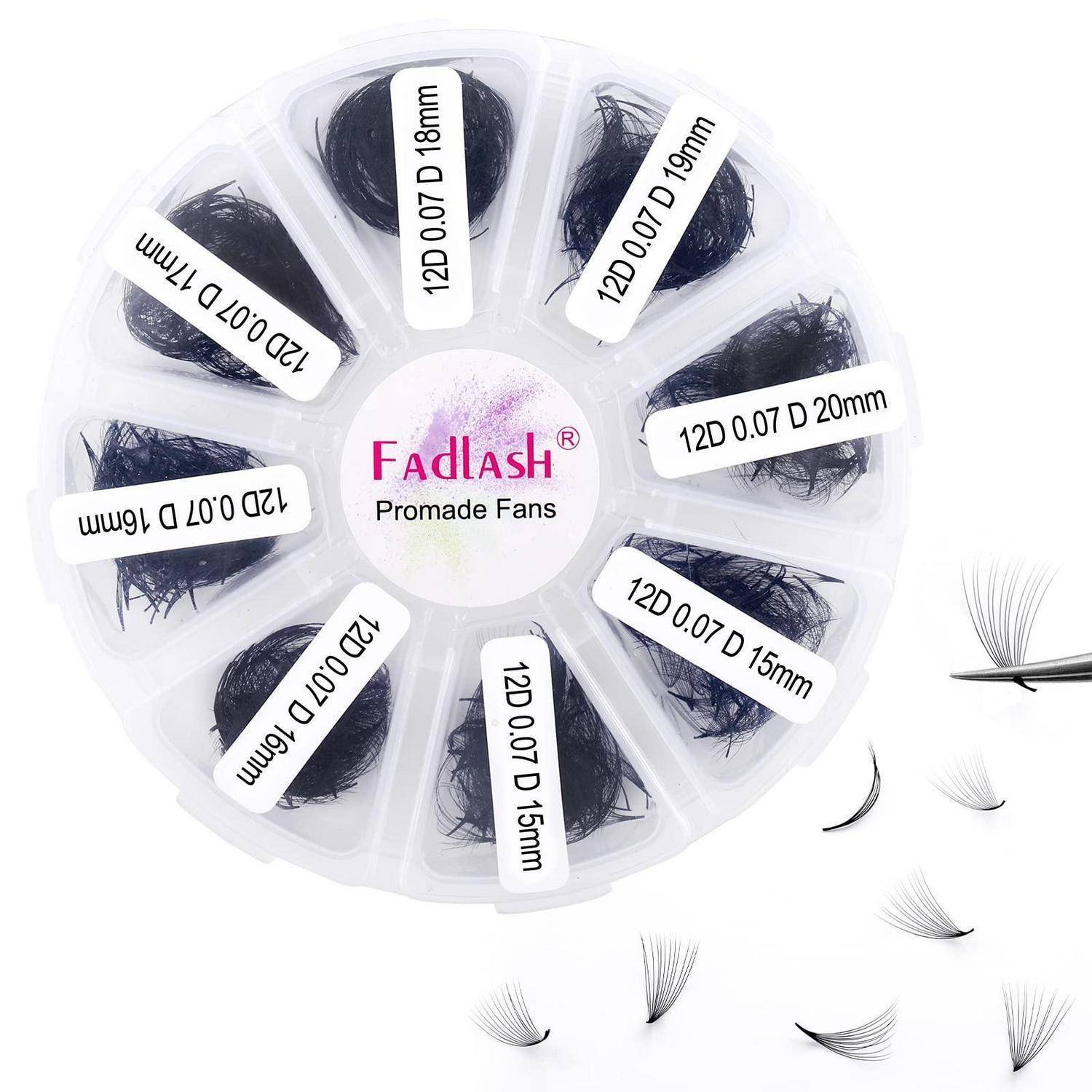 Rundes Etui mit Fadlash Promade Fans Wimpernverlängerungen, mit Tabletts beschriftet von 7 mm bis 20 mm um das zentrale Logo angeordnet.