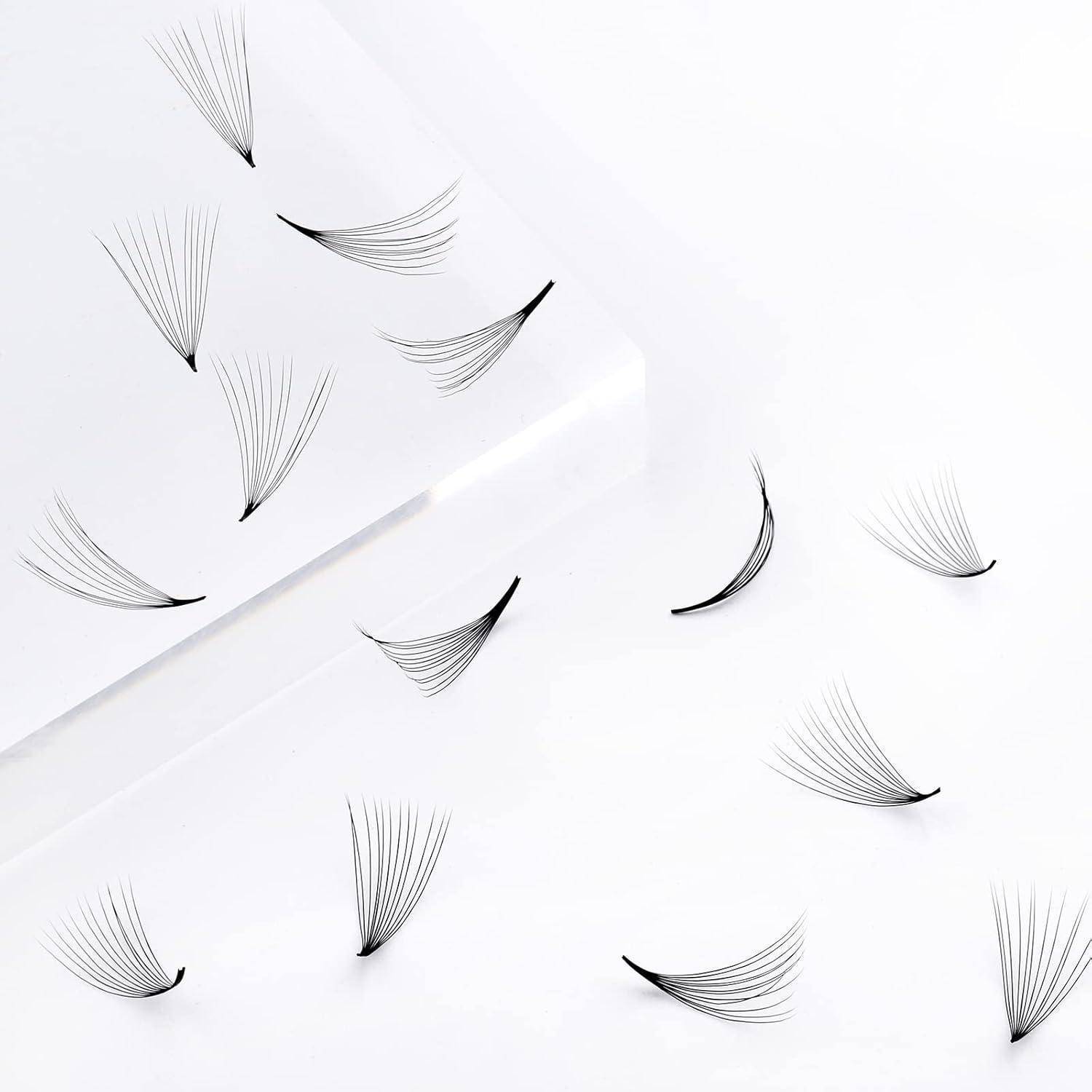 Abstrakter weißer Hintergrund mit verstreuten schwarzen und grauen gekrümmten Linienbündeln, die Wimpern oder Federfasern ähneln, diagonal über das Bild verteilt angeordnet.