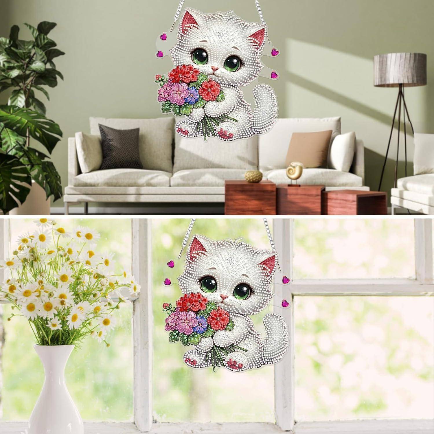 Kristallkatzen-Wandbehang mit Blumen, gezeigt in einem Wohnzimmer und am Fenster als dekorative Wohnungsdekoration.