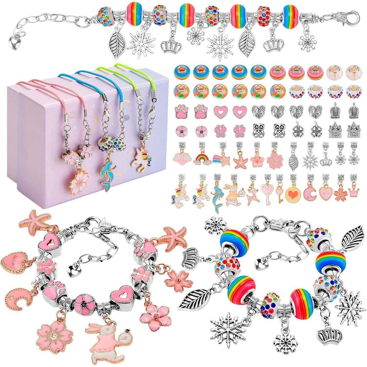 Produktcollage von Charm-Armbändern und austauschbaren Perlenanhängern, einschließlich Regenbogen-, Herz-, Blumen-, Blatt-, Schneeflocken- und Tiermotiven, dargestellt auf Armbändern und in sortierten Sets.