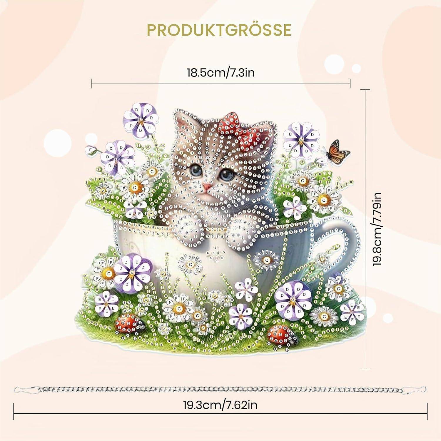 Illustrierte Größentabelle für einen Perlenkatzchen-im-Teetassen-Ornament, mit der Bezeichnung „PRODUKTGRÖSSE", die die Abmessungen zeigt: 18,5 cm breit, 19,8 cm hoch und 19,3 cm lang.