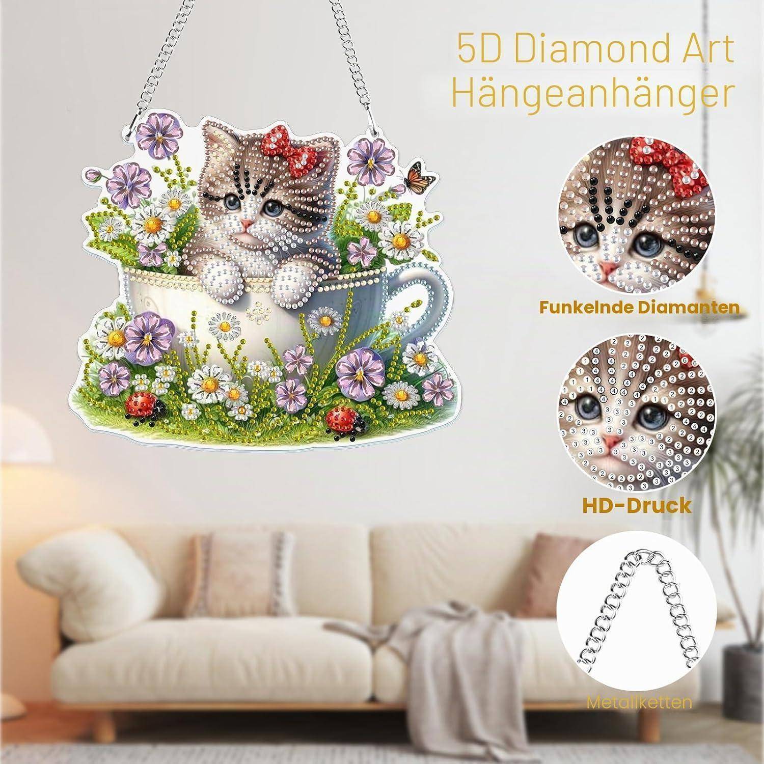 Werbebilder eines 5D-Diamantkunst-Hängependants in Form eines Kätzchens in einer blumenreichen Teetasse, mit Nahaufnahmen, die funkelnde Diamanten, HD-Druck und Metallkette hervorheben.