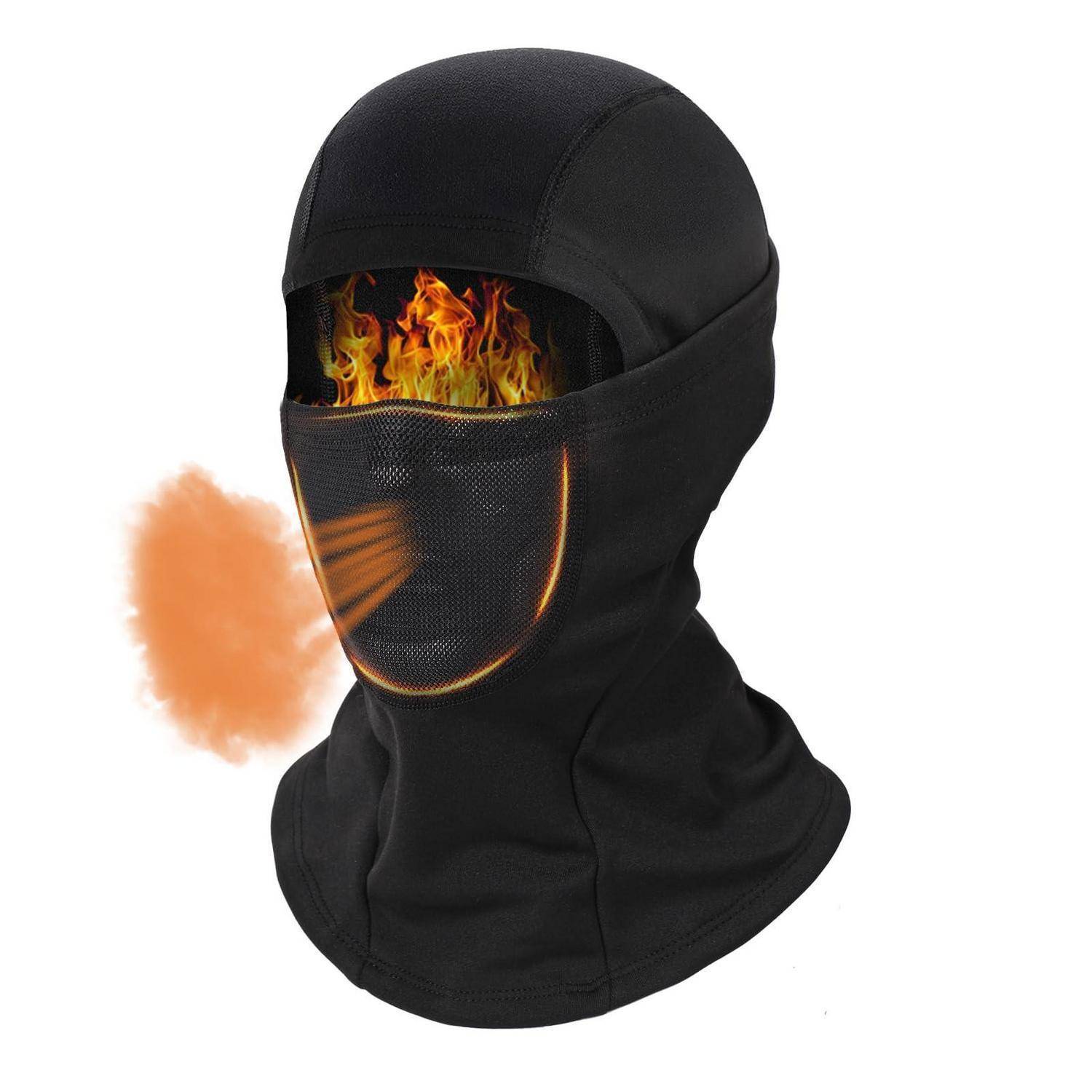 Schwarze Sturmhaube mit Netzstoff-Mundpanel und feuerrotem Augenschlitz, von der Seite auf weißem Hintergrund gezeigt, mit orangefarbenem Atem- oder Raucheffekt.
