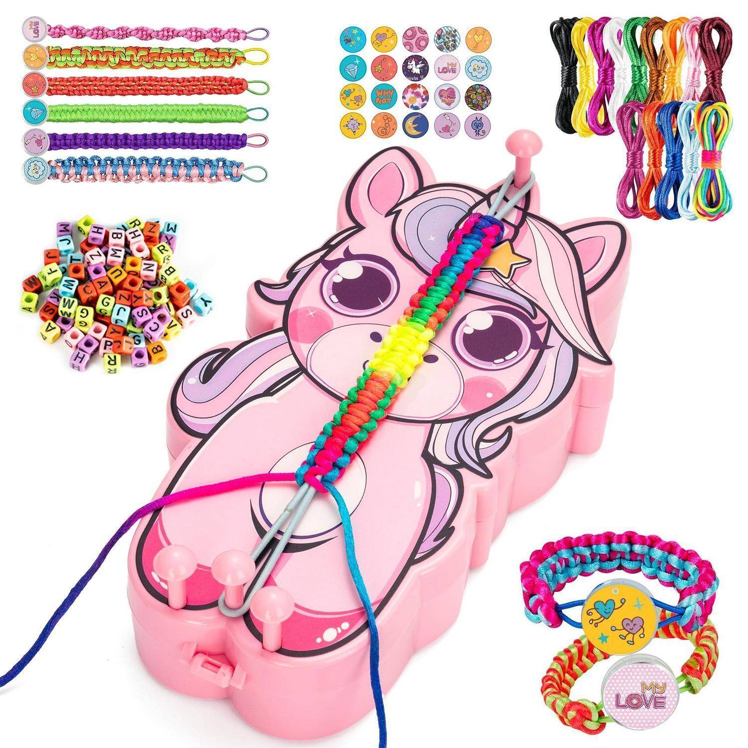 Rosa Einhornarmband-Webstuhl mit bunten gewebten Freundschaftsarmbändern, Perlen, Schnüren und fertigen Armband-Beispielen drumherum.