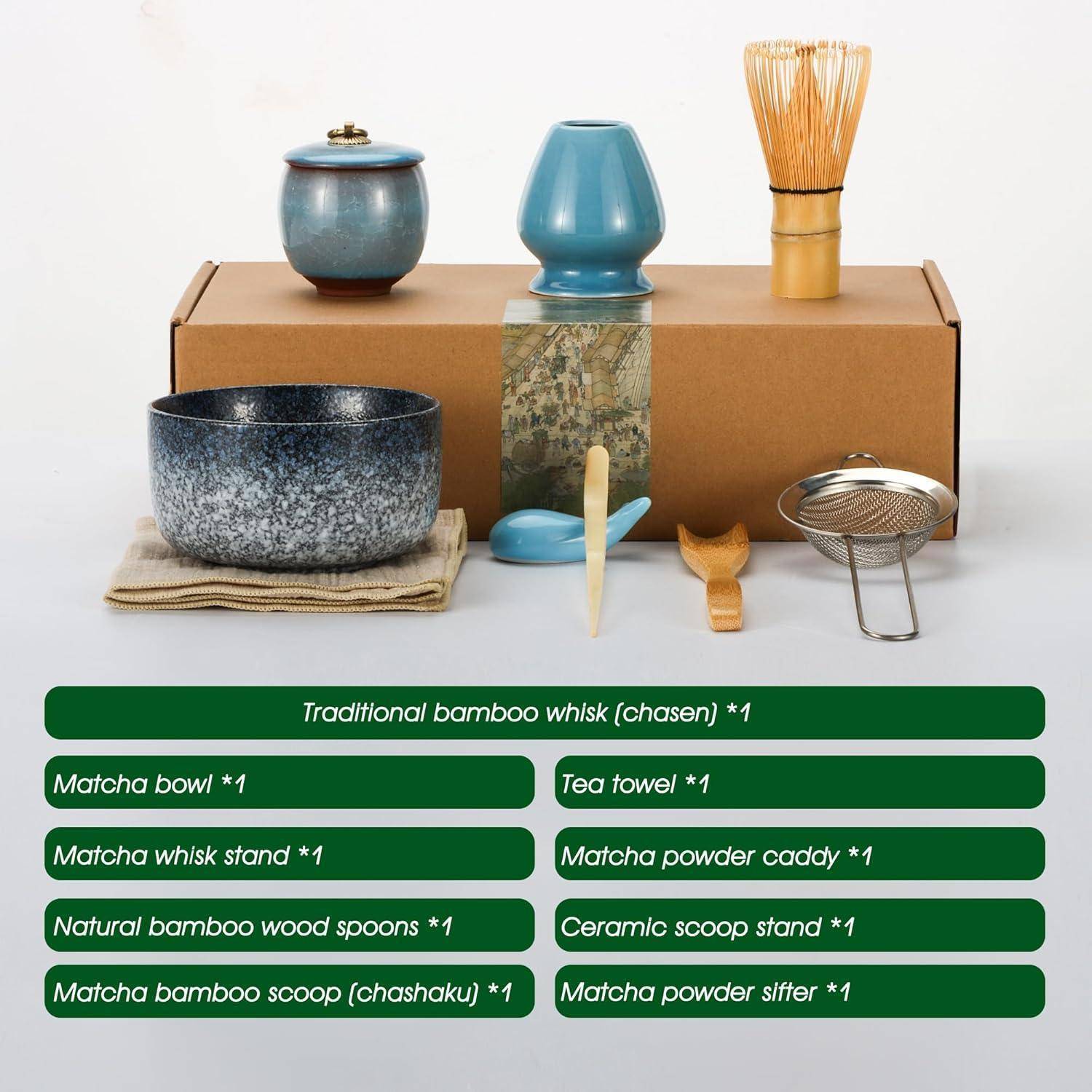 Matcha-Tee-Set mit Schale, Besen, Besenständer, Pulverdose, Bambusschaufel, Holzlöffeln, Teetuch und Sieb, angeordnet auf einer Schachtel.