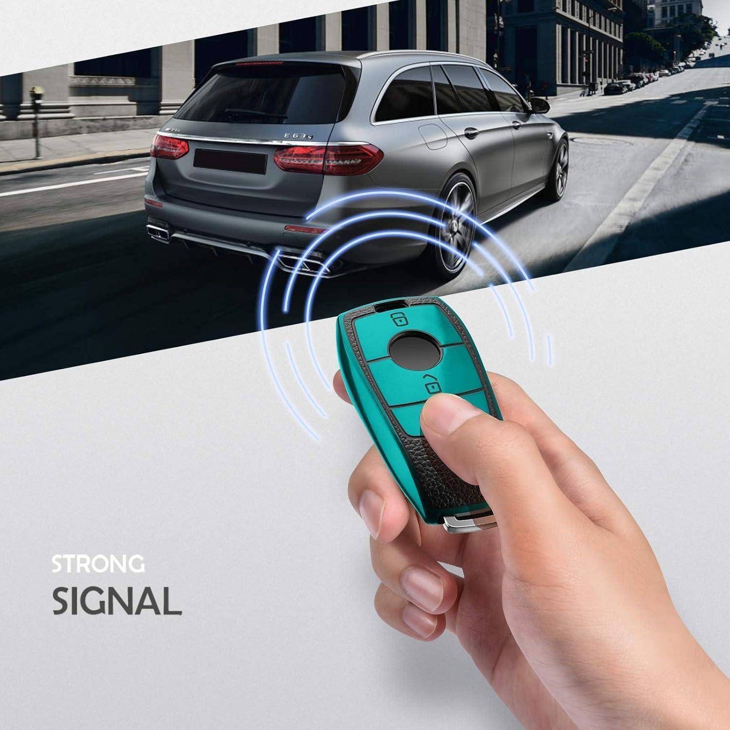Hand hält ein blaugrünes Autoschlüsselteil mit starken Signalwellen zu einem grauen SUV, der oben fährt, und zeigt den Fernzugang mit Schlüssellosen Eingang.