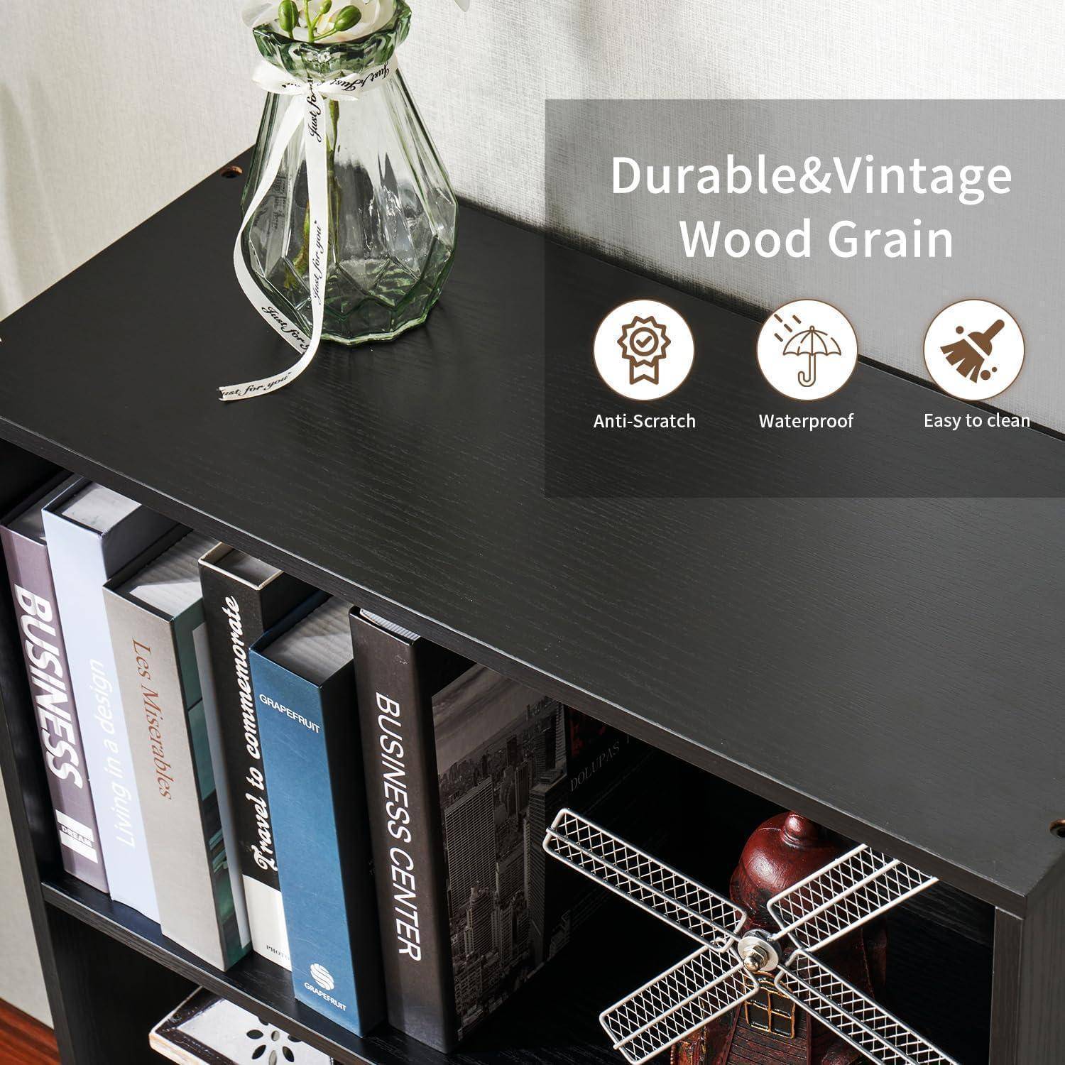 Schwarzes Regal mit Holzmaserung mit Büchern und Dekoration, gekennzeichnet als langlebig, vintage, kratzerresistent, wasserfest und leicht zu reinigen.