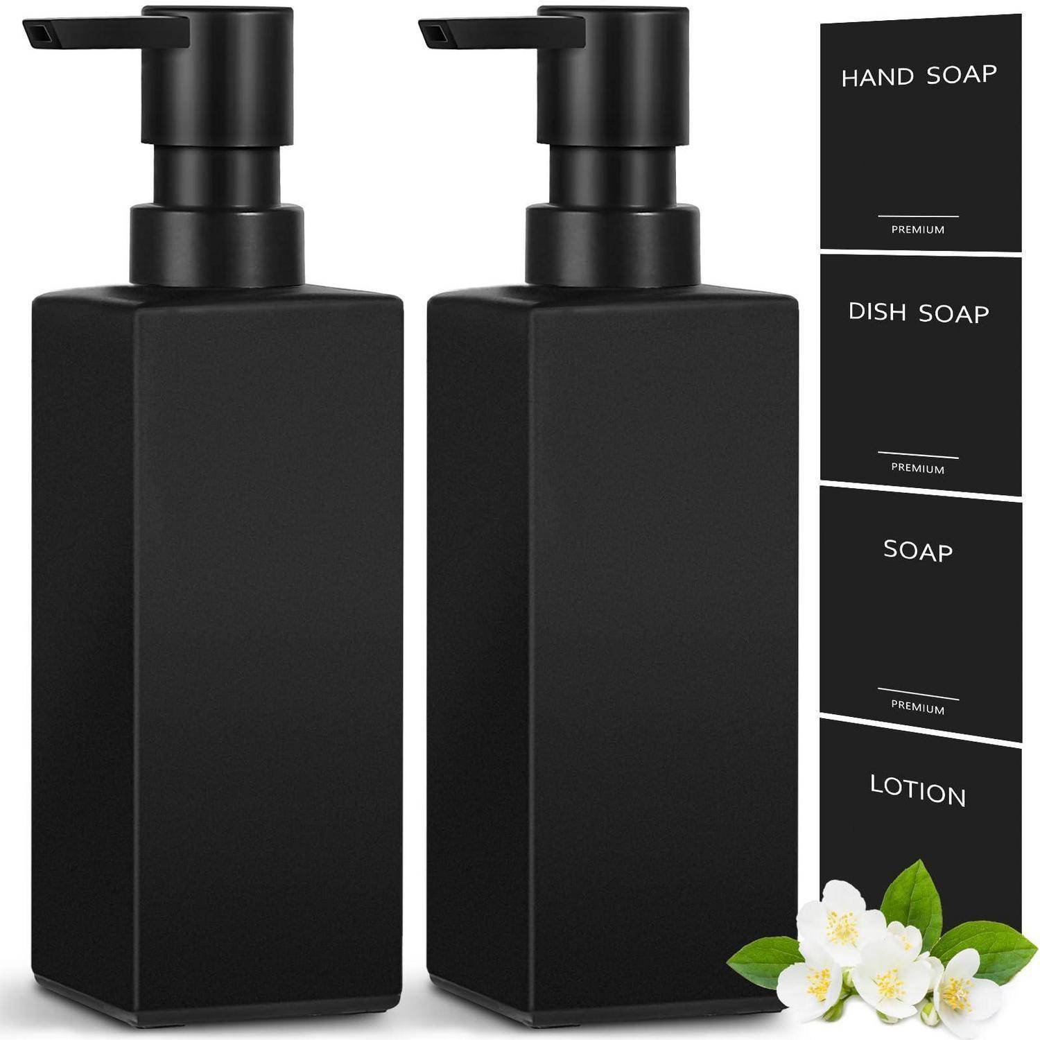 Zwei matte schwarze Pumpflaschen mit schwarzen Etiketten für Handseife, Spülmittel, Seife und Lotion, gezeigt mit weißen Blumen und grünen Blättern.