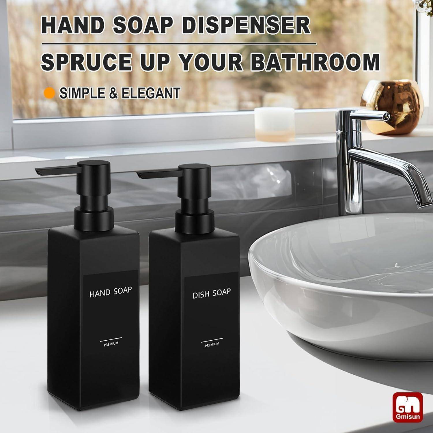 Zwei schwarze Seifenspender mit Pumpe, beschriftet mit „HAND SOAP