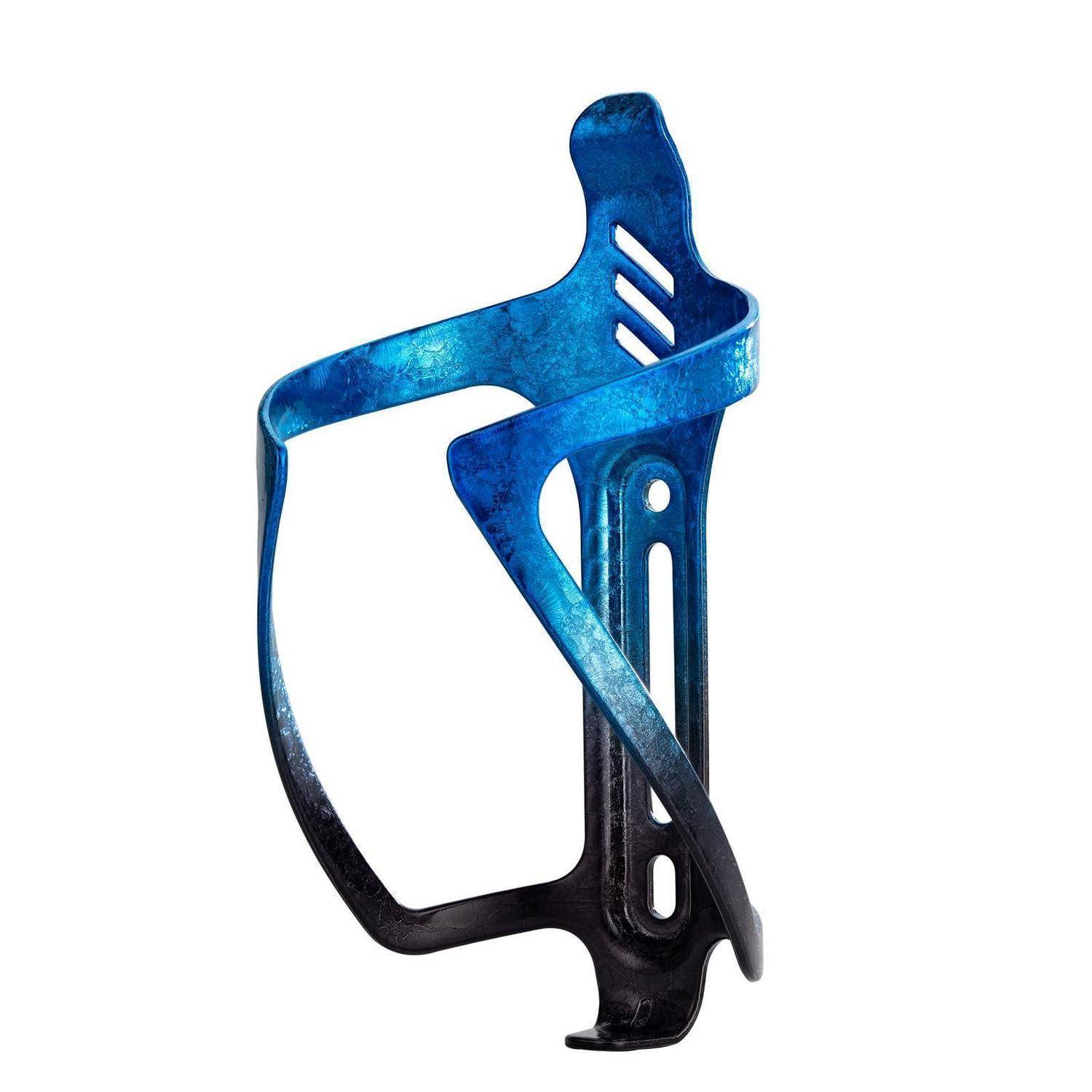 Blau-schwarzer Fahrrad-Flaschenhalter auf weißem Hintergrund montiert.