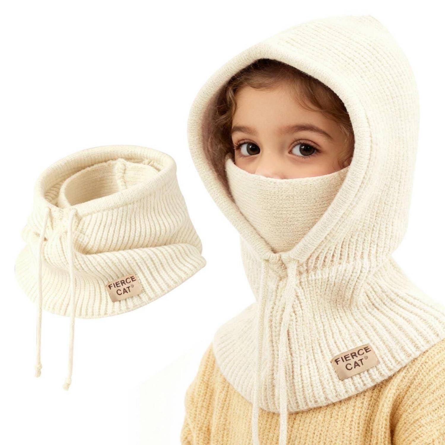 Kind, das eine cremefarbene gestrickte Kapuzenhalstuch trägt, die Kopf und Hals bedeckt, mit einem passenden Halstuch, das daneben auf weißem Hintergrund gezeigt wird.