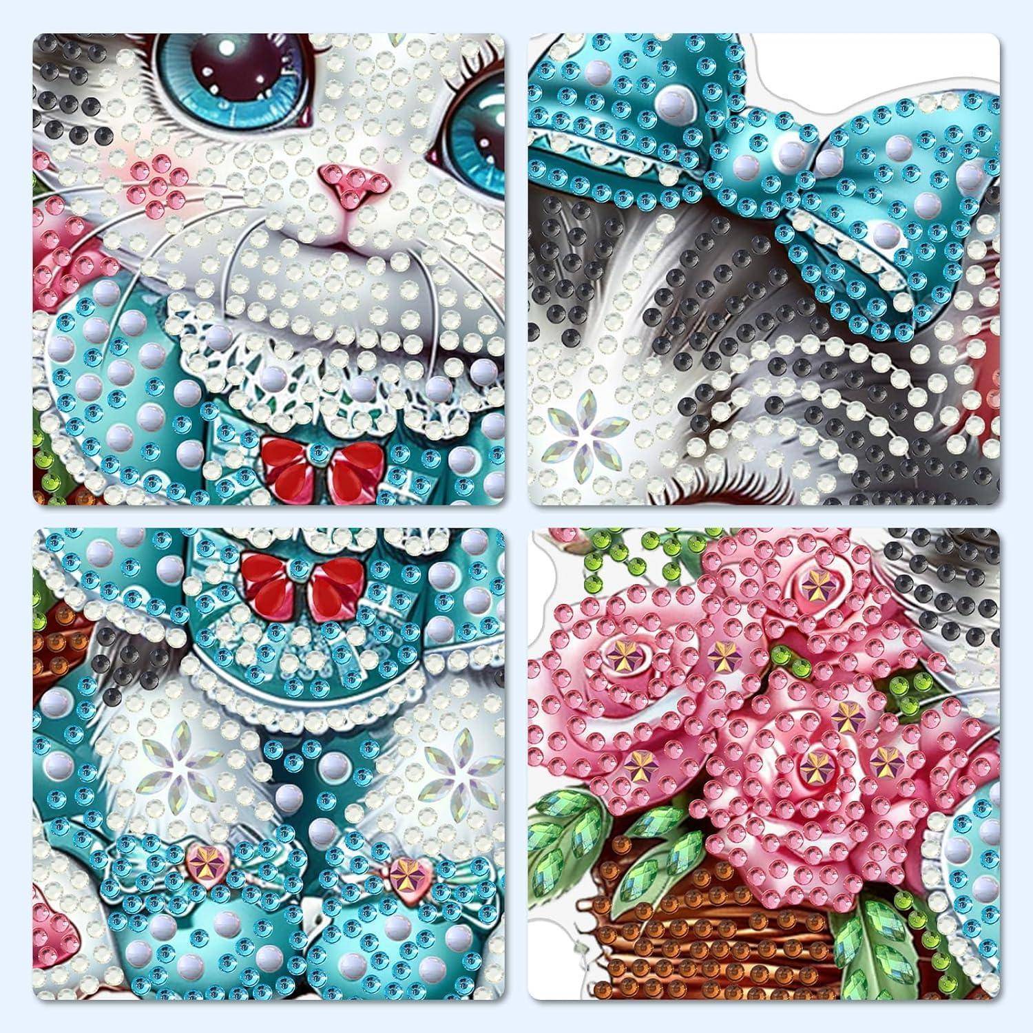 Vier Diamond-Painting-Panels mit einem Katzengesicht, blauer Schleife, blauer Kleidung und rosa Blumen in einem Korb