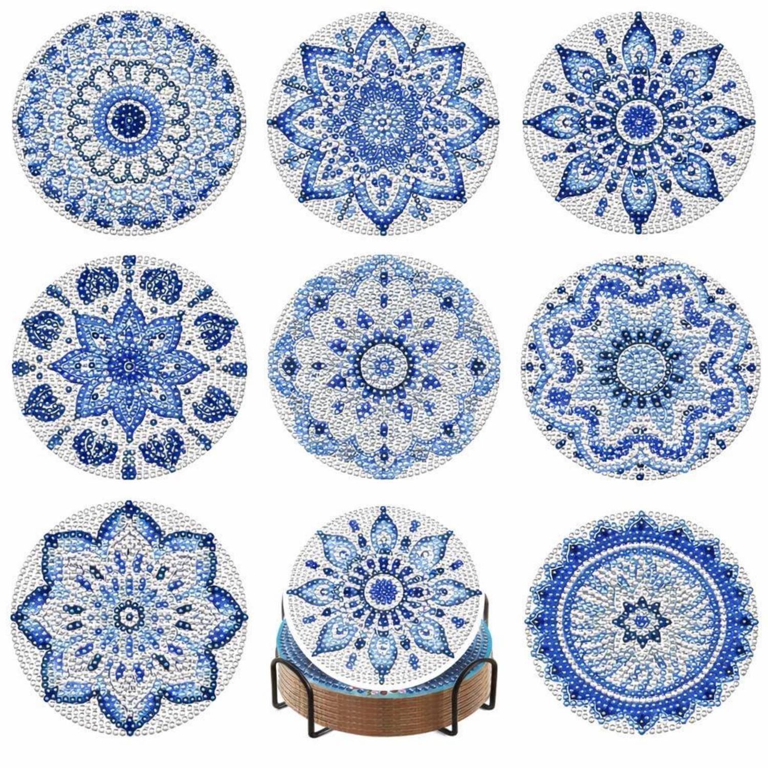 Neun blau-weiße, mandalastil-runde Mosaik-/Untersetzer-Designs, eines auf einem Ständer ausgestellt, mit verschiedenen aufwendigen Blumen- und geometrischen Mustern.