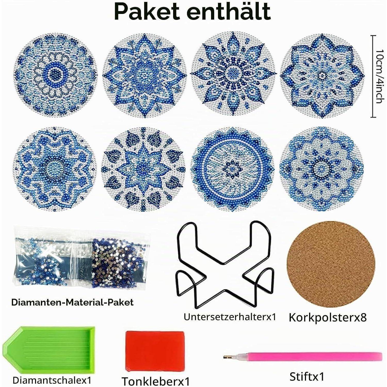 Deutsches Produktinhaltsbild mit acht blauen Perlen-Mandalas, einer 10-cm-Größenangabe, Diamantmaterialien, einem Ständerhalter, acht Korkauflagen, einem Tonpiece und einem rosa Stift.