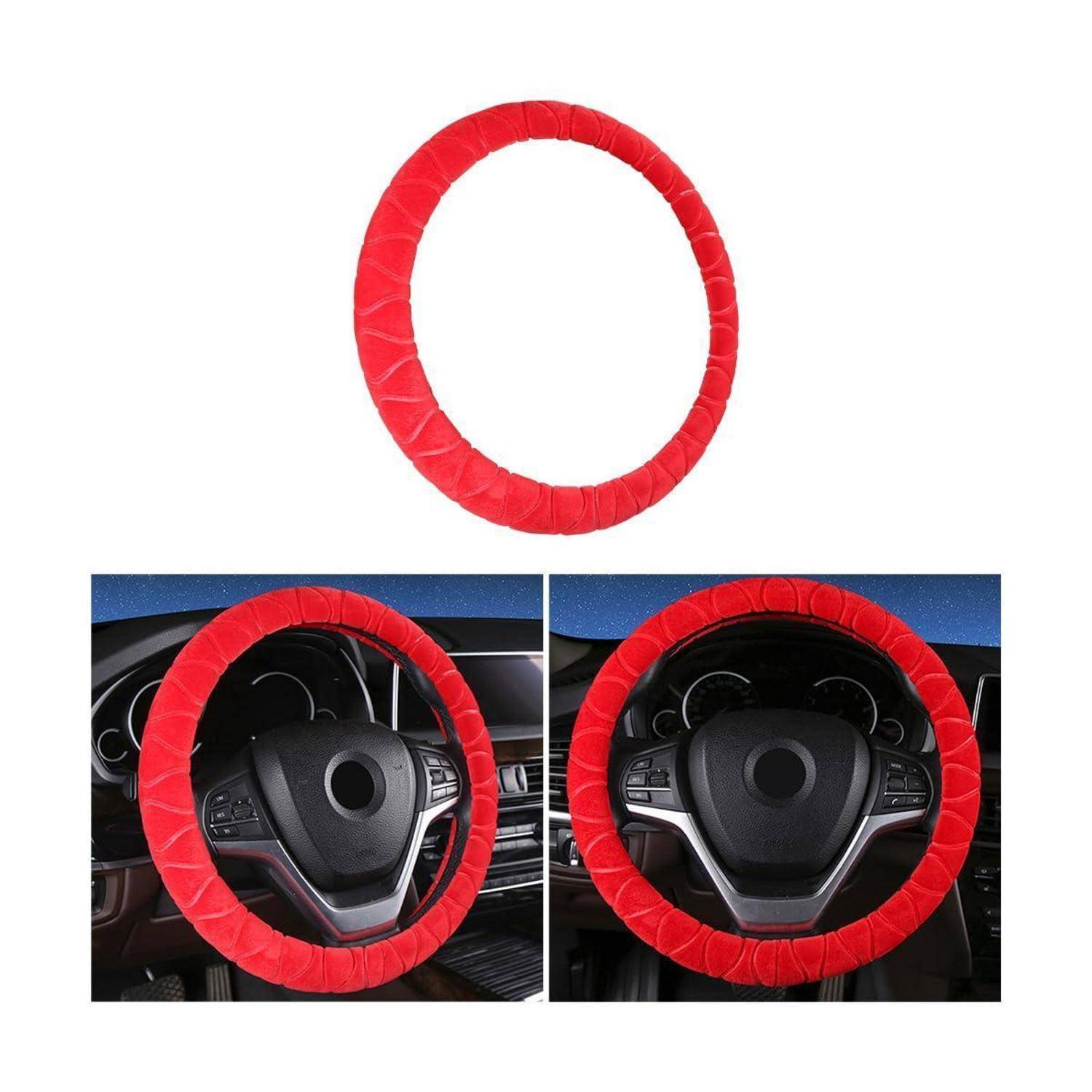 Rotes Stofflenkradschutzkissen, allein abgebildet und auf einem Autolenkrad in zwei Innenraumansichten angebracht.