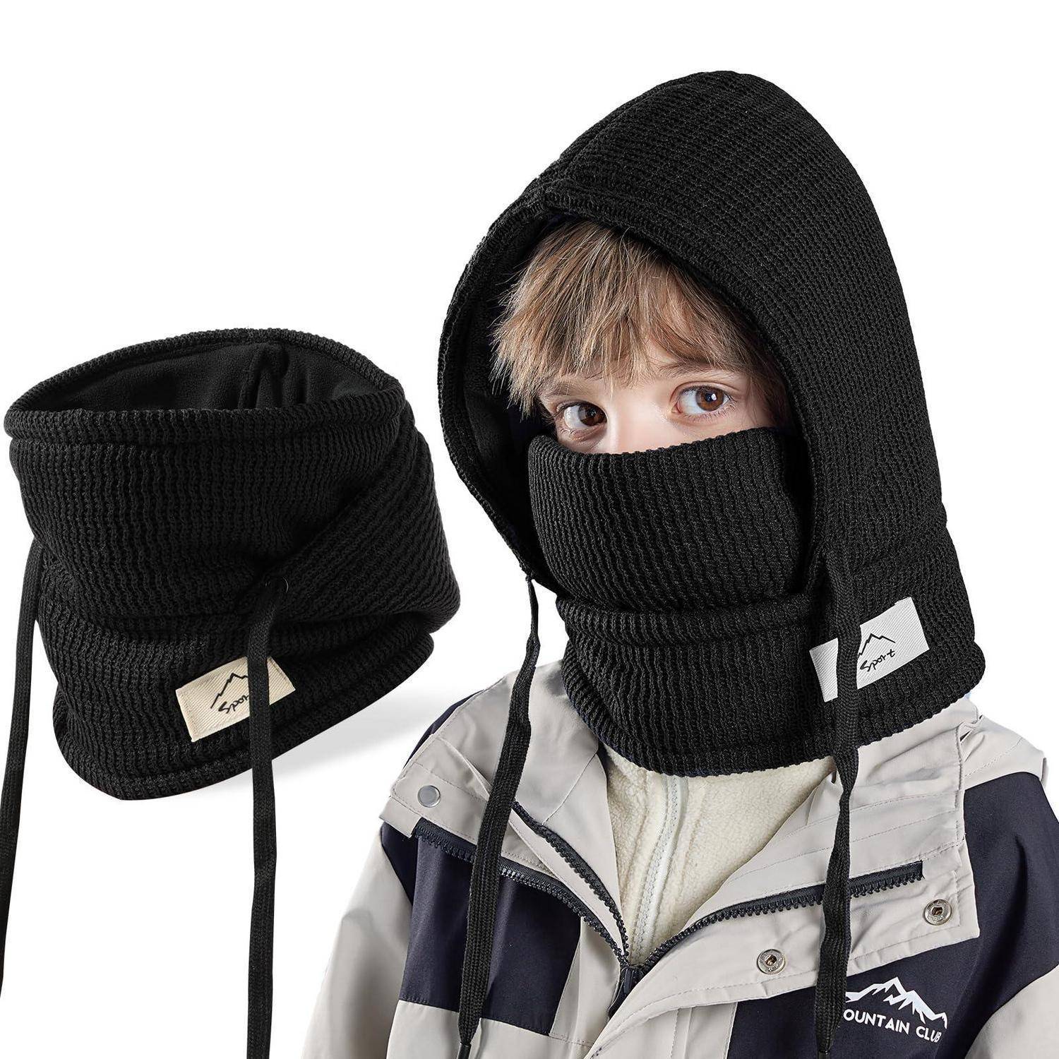 Person, die eine schwarze gestrickte Gesichtsmaske mit Kapuze und einen Nackenwärmer trägt, mit einem separat gezeigten passenden schwarzen gestrickten Tubus-Schal daneben.