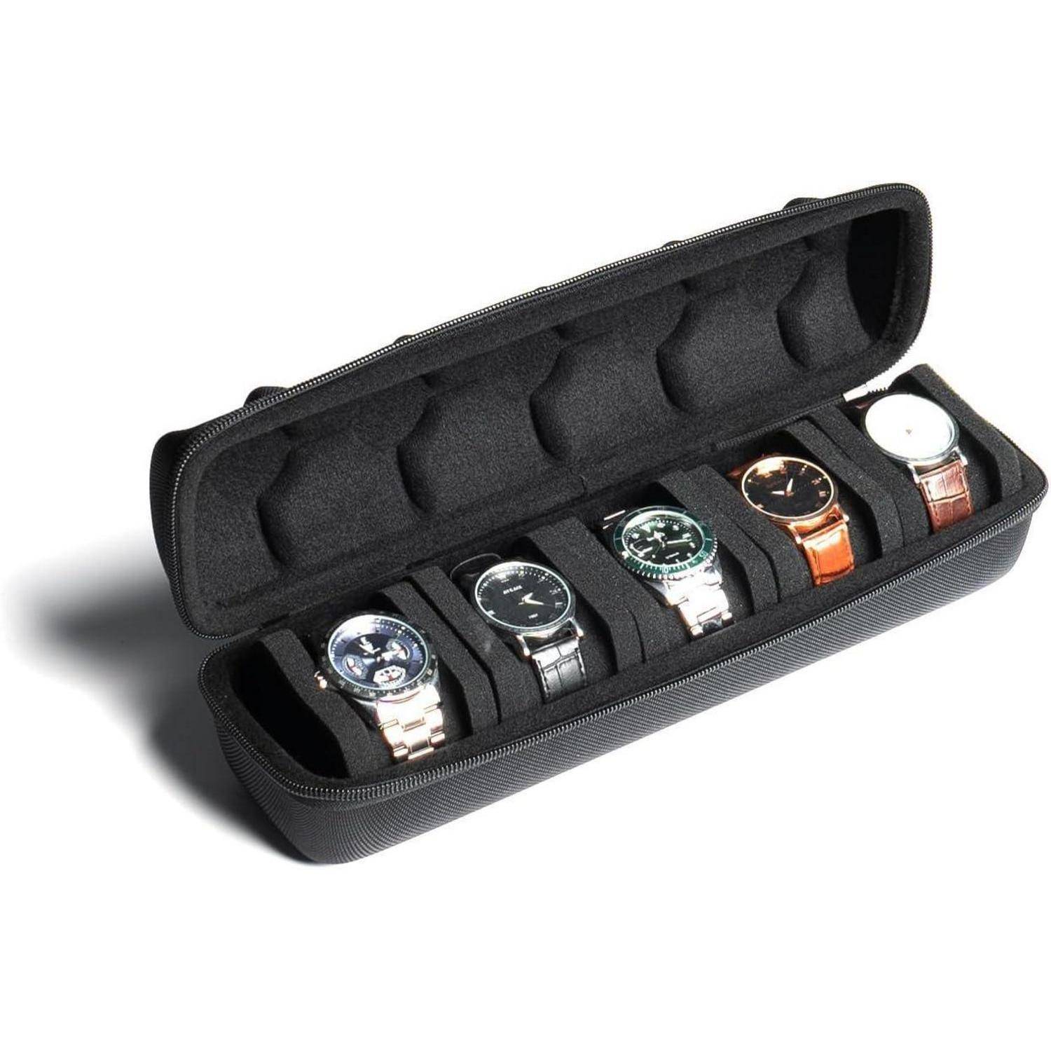 Offenes schwarzes Gehäuse mit Reißverschluss, das vier Armbanduhren mit verschiedenen Metall- und Lederbändern auf weißem Hintergrund enthält.