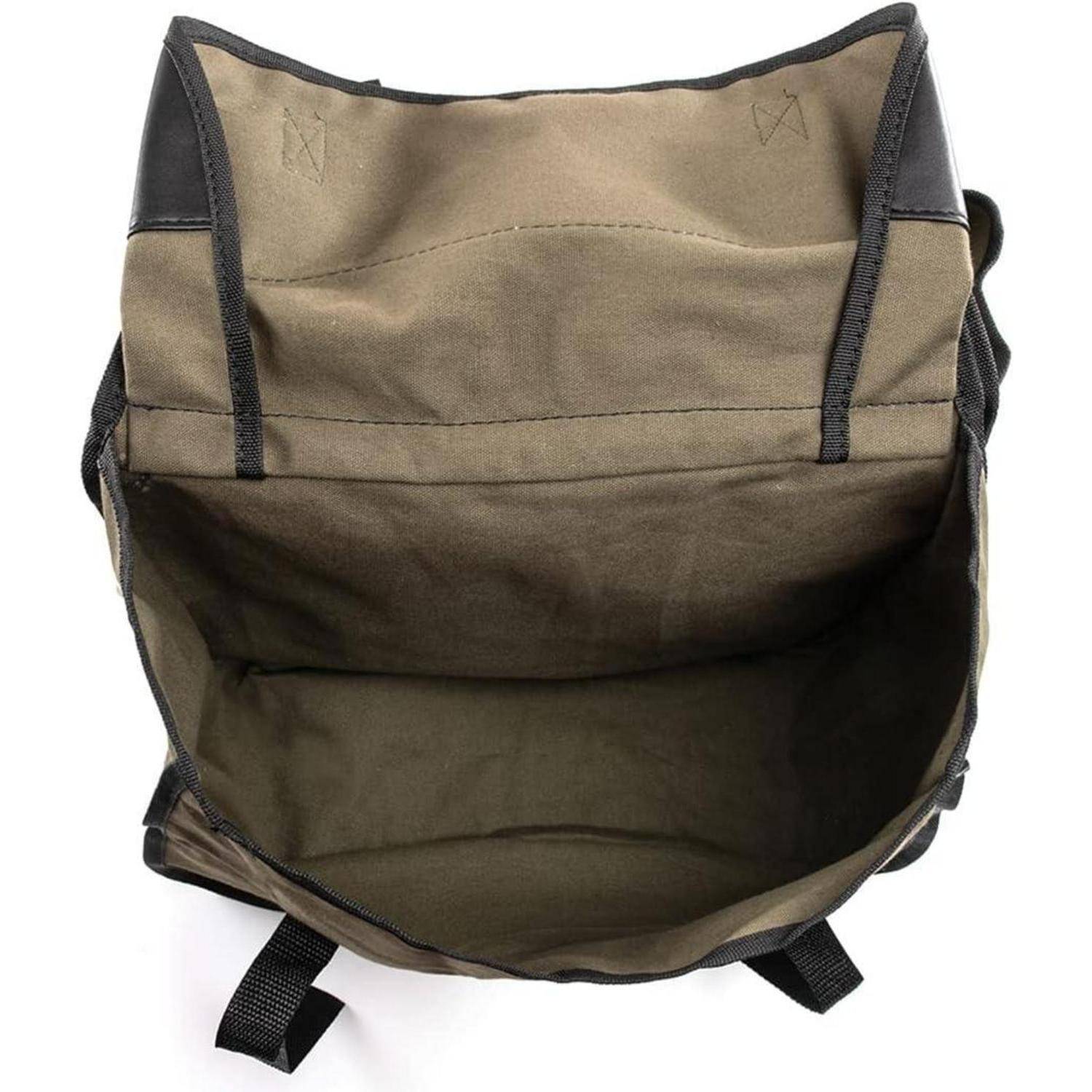 Offener khakifarbener Rucksack mit dunklem Rand, von oben fotografiert mit dem geöffneten Hauptfach vor weißem Hintergrund.