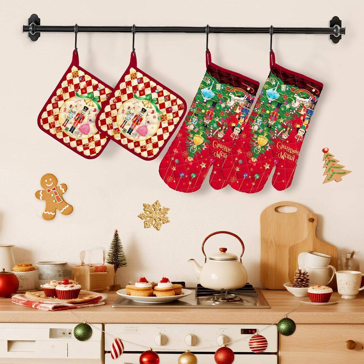 Festliche Kücheneinrichtung mit Weihnachtsofenhandschuhen und Strümpfen, die über einer Arbeitsplatte mit Weihnachtsbäckereiartikel, Teekanne, Tassen, Schneidebrettern und Dekorationen hängen.