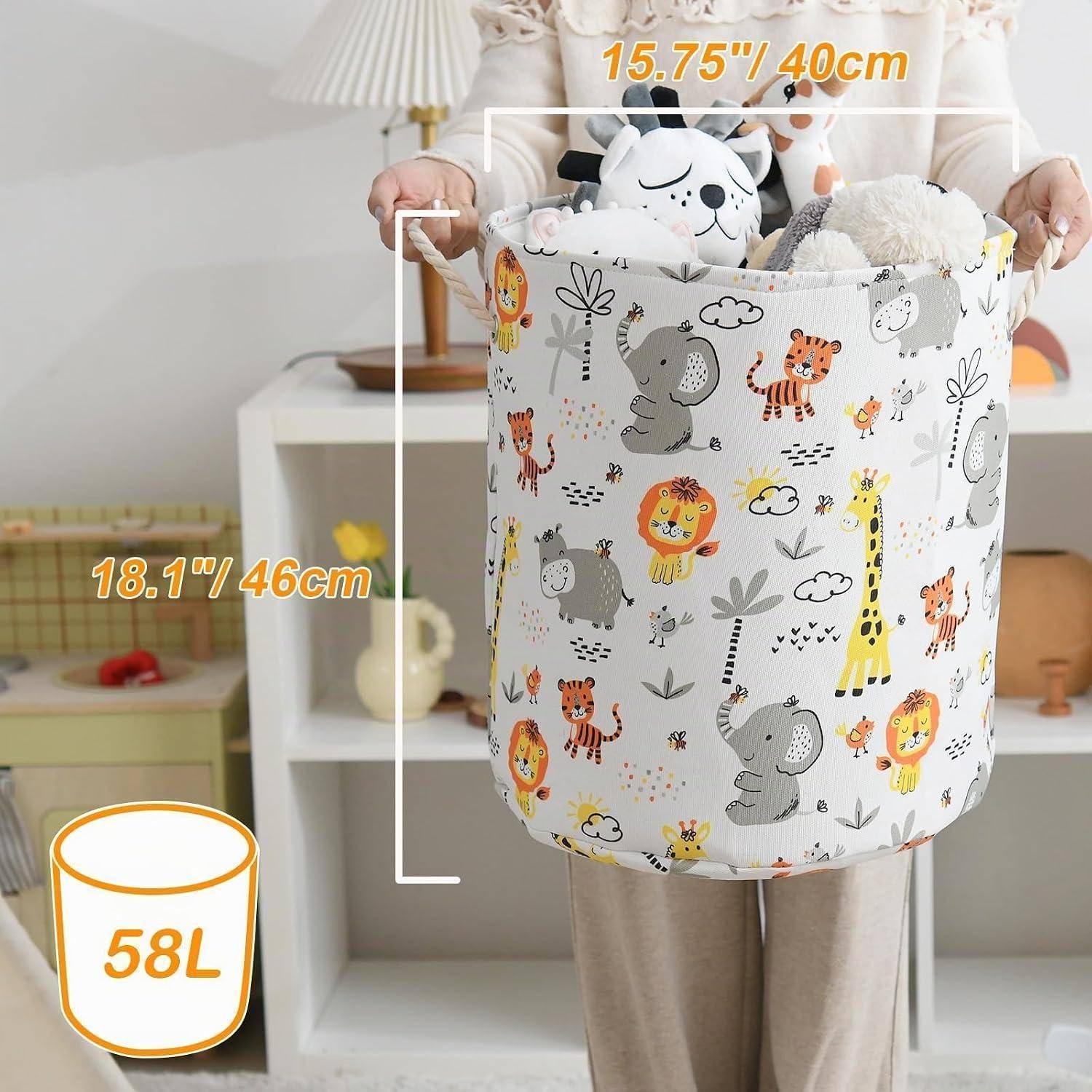 Illustrierter 58-Liter-Stoff-Aufbewahrungskorb mit Griffen, dargestellt als 15,75 mal 18,1 Zoll (40 mal 46 cm), verziert mit Tieren und Wolken.