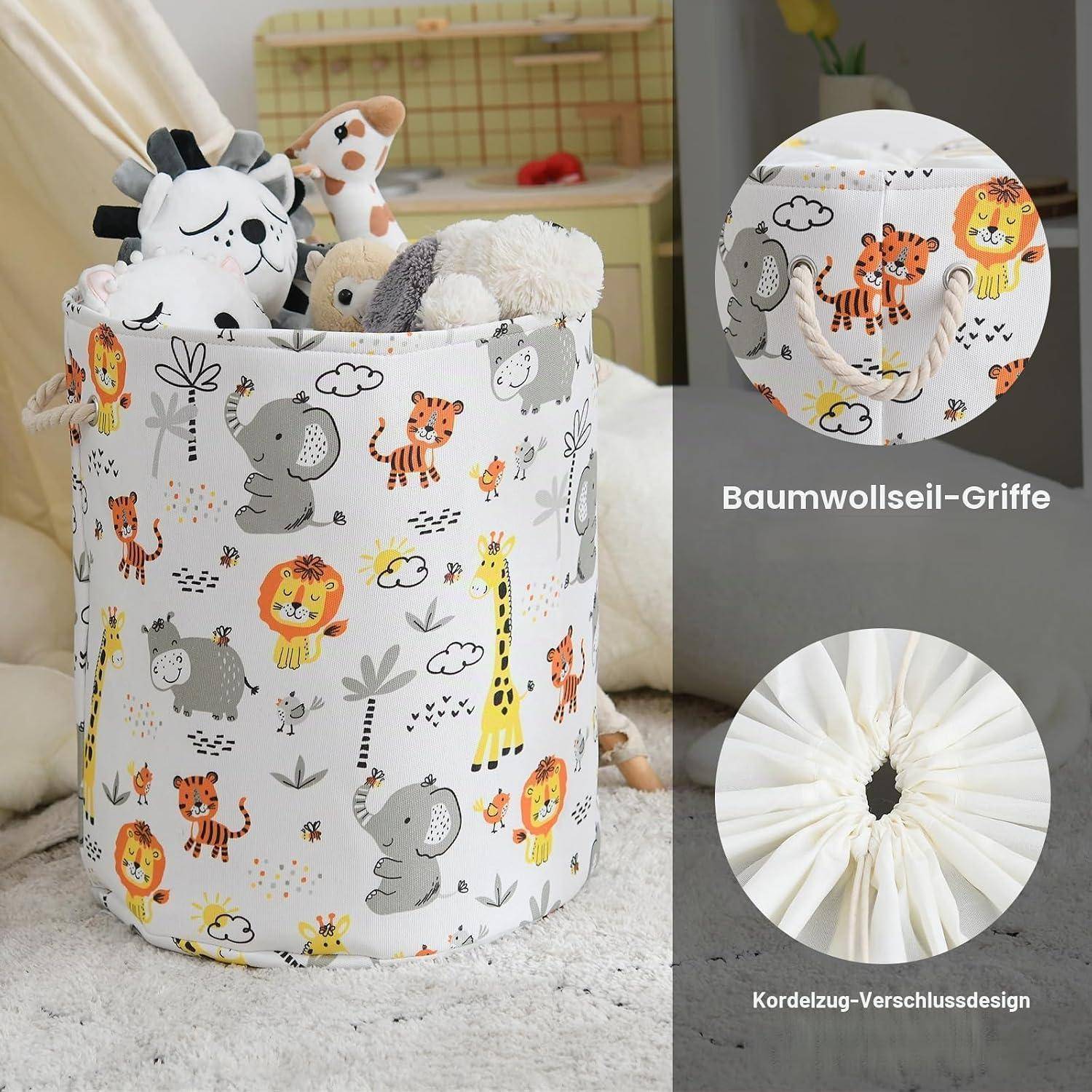 Stoffspielzeugkorb mit Safari-Tiermuster, gefüllt mit Kuscheltieren; Detailaufnahmen zeigen Baumwollgriffe und Zugband-Verschlussdesign.