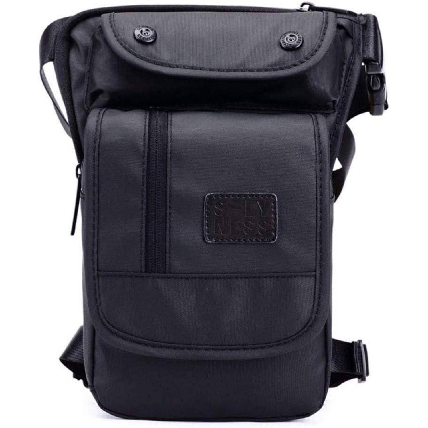 Schwarze Nylon-Umhängetasche mit Utility-Design, Klappenversschluss, vorderer Reißverschlusstasche und verstellbarem Schultergurt auf weißem Hintergrund.