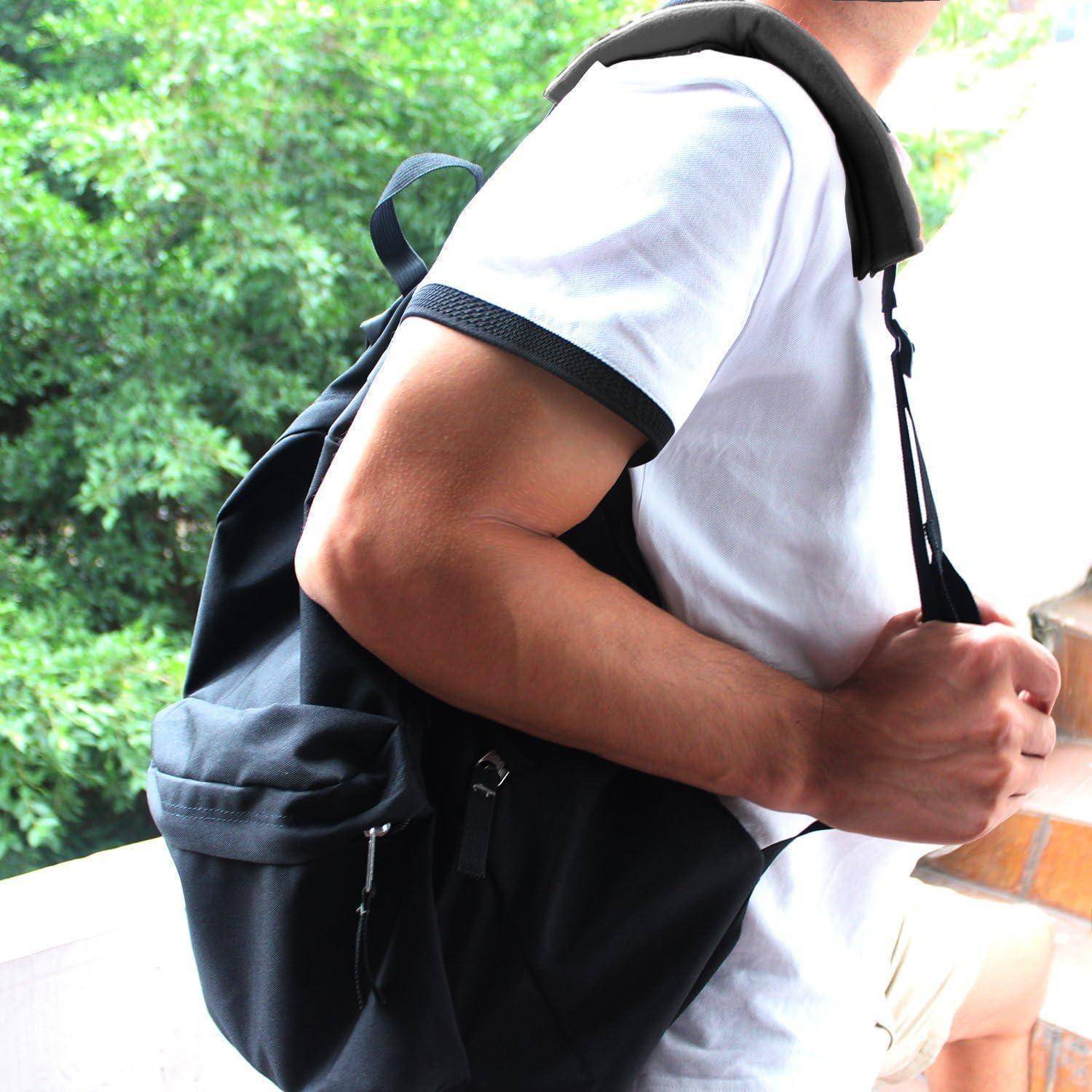 Eine Person mit einem schwarzen Rucksack und weißem T-Shirt steht im Freien neben einem Geländer, von der Seite gezeigt.