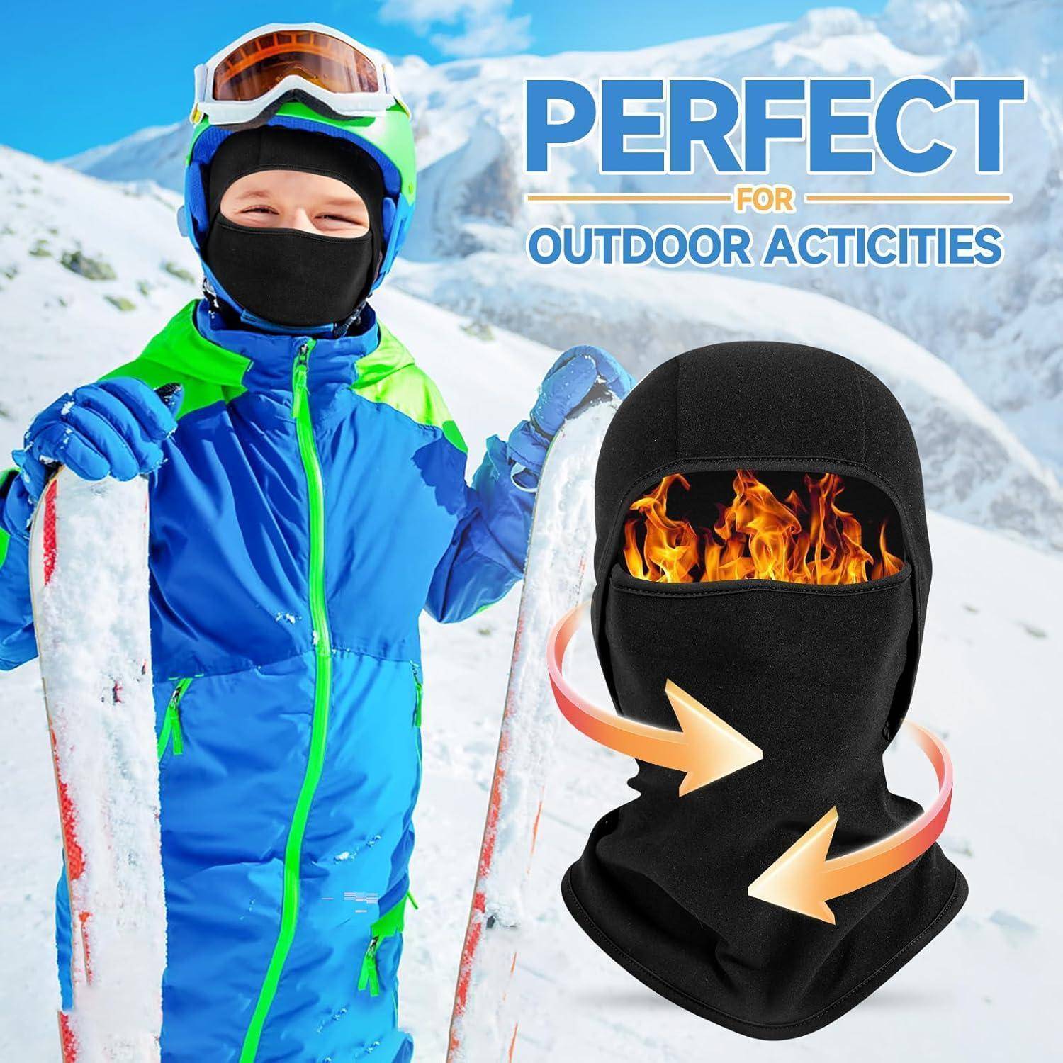 Kind in Skiausrüstung auf schneebedecktem Berg mit Text „PERFEKT FÜR ARKTISCHE OUTDOOR-AKTIVITÄTEN" und ein eingefügtes Bild einer flammengesäumten schwarzen Gesichtsmaske.