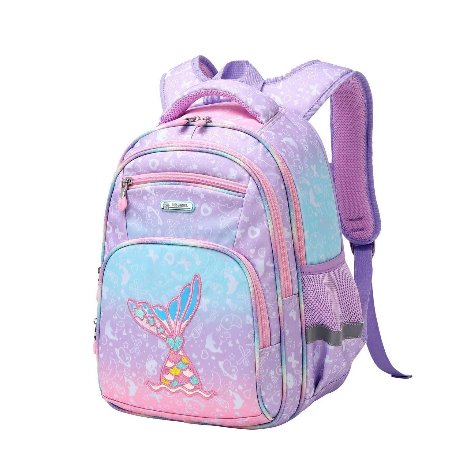 Lavendel- und rosafarbener Kinderrucksack mit Schmetterlings- und Meerjungfrauenmotiv, mehreren Reißverschlussfächern und Netzseitentaschen auf weißem Hintergrund.