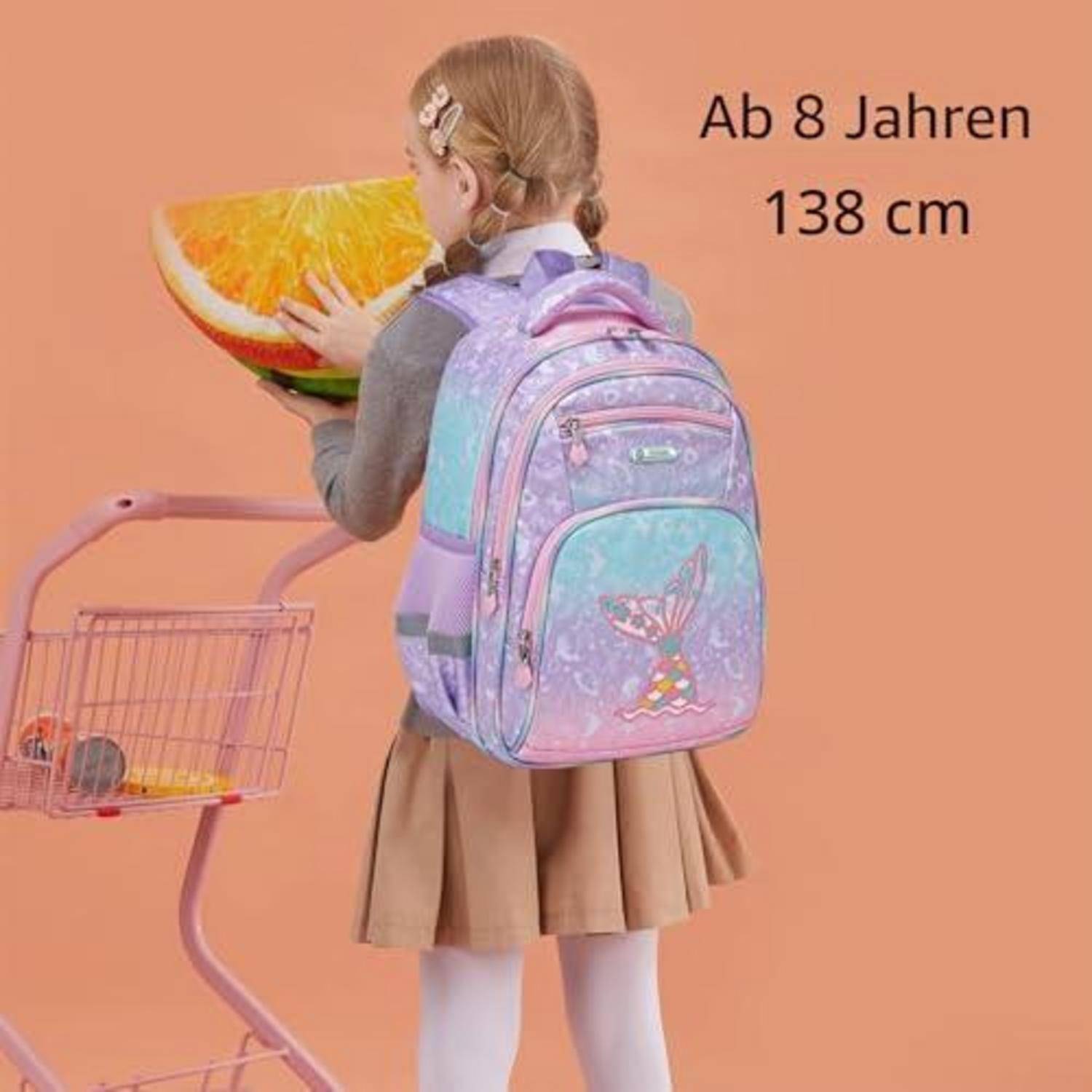 Ein Kind mit einem pastellfarbenen Schulrucksack hält eine riesige Orangenscheibe neben einem Einkaufswagen; der Text besagt „Ab 8 Jahren 138 cm
