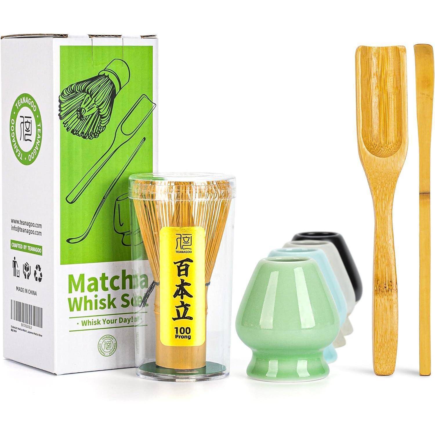 Matcha-Schneebesen-Set mit boxiertem Schneebesen, Bambus-Schneebesen in durchsichtiger Röhre, drei Keramikhaltern und Bambus-Messlöffel und Spatel auf weißem Hintergrund.
